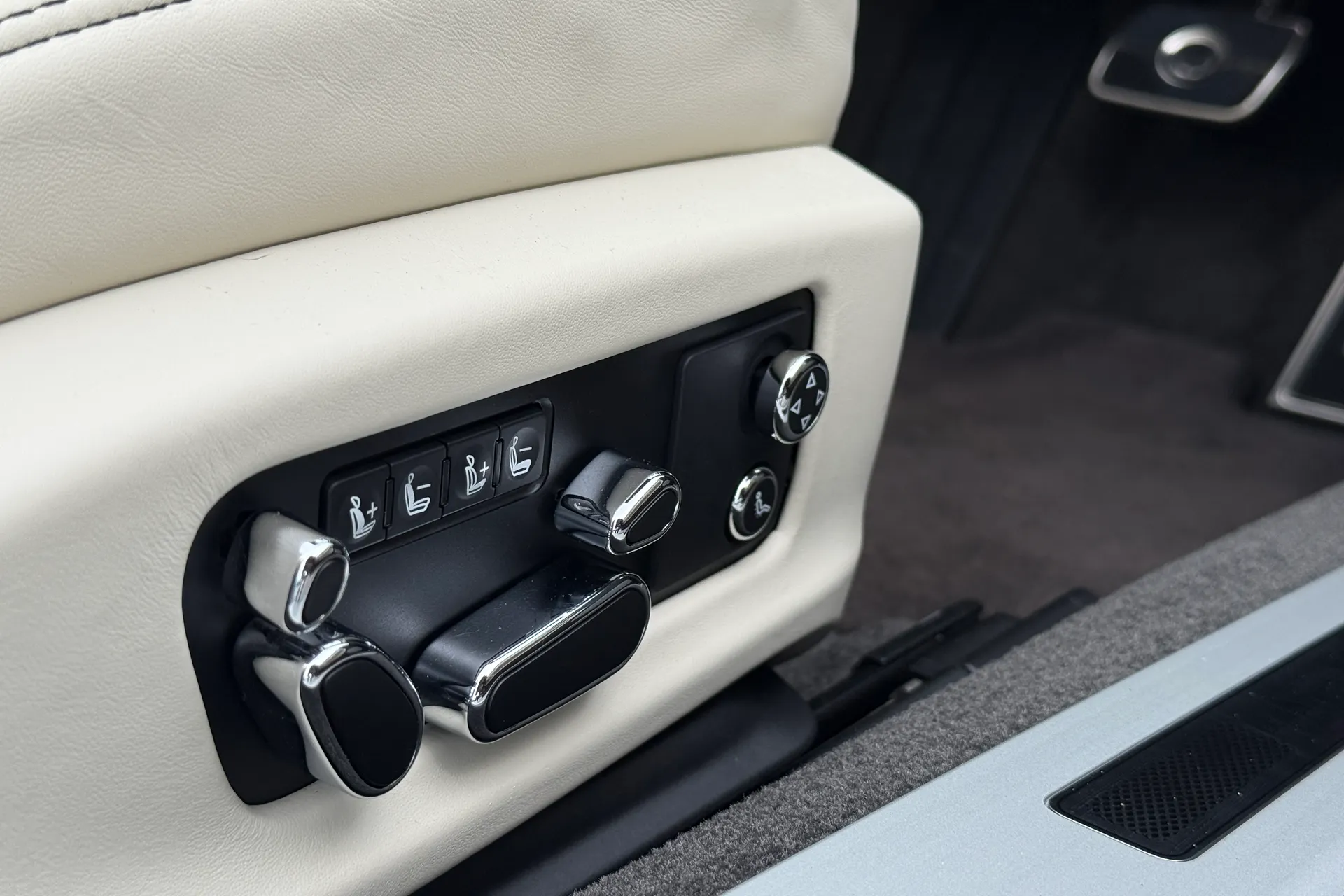 Bentley CONTINENTAL GTC thumbnail image number 27