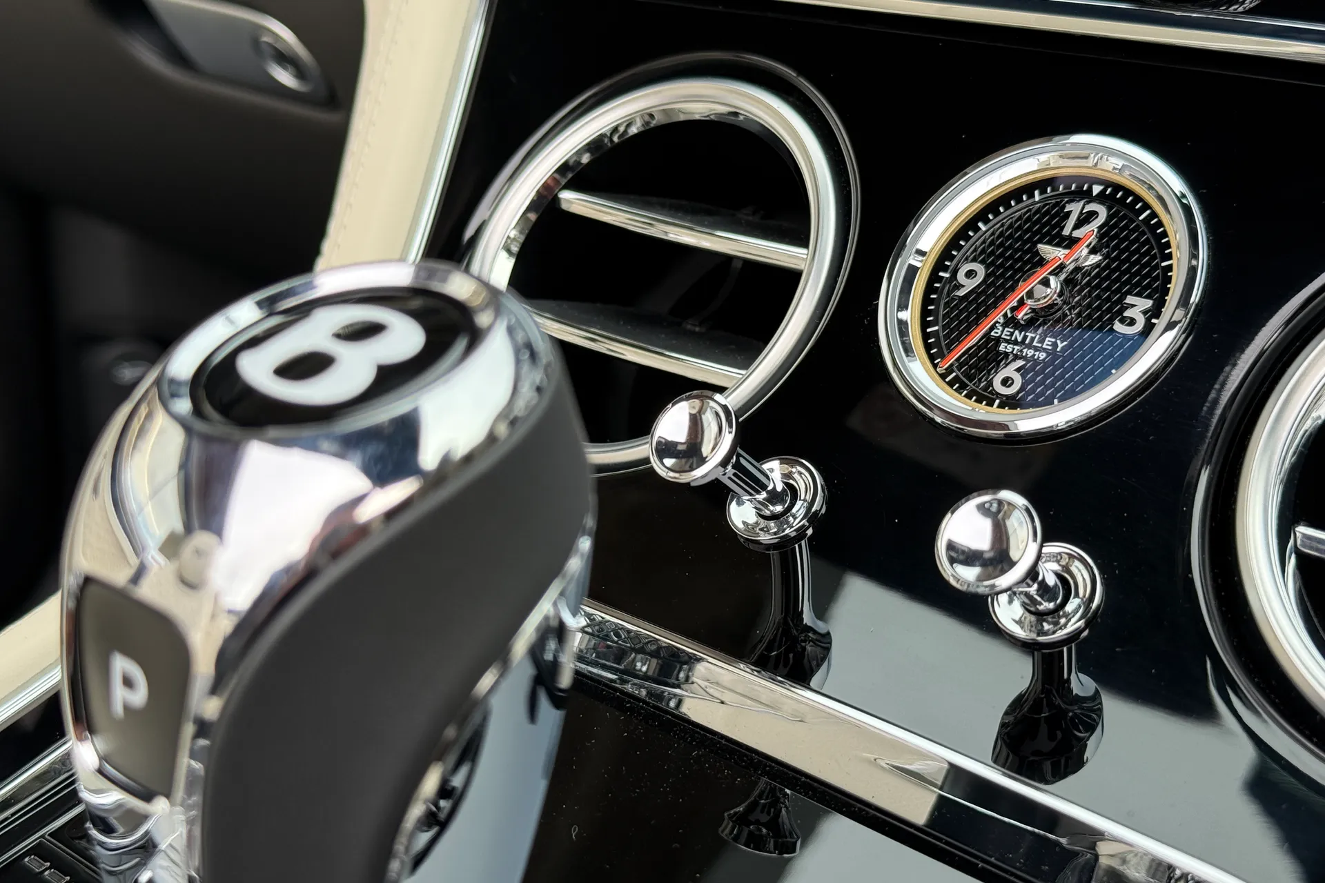 Bentley CONTINENTAL GTC thumbnail image number 32