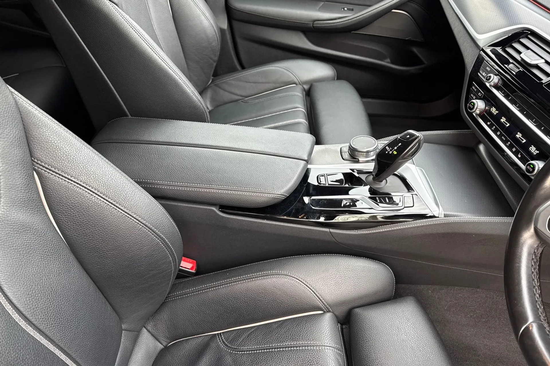 BMW 5 SERIES thumbnail image number 42