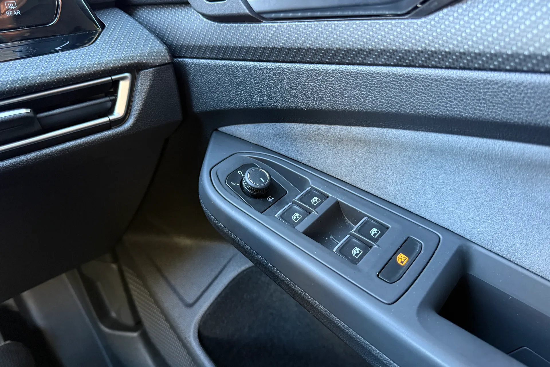 VOLKSWAGEN GOLF thumbnail image number 19