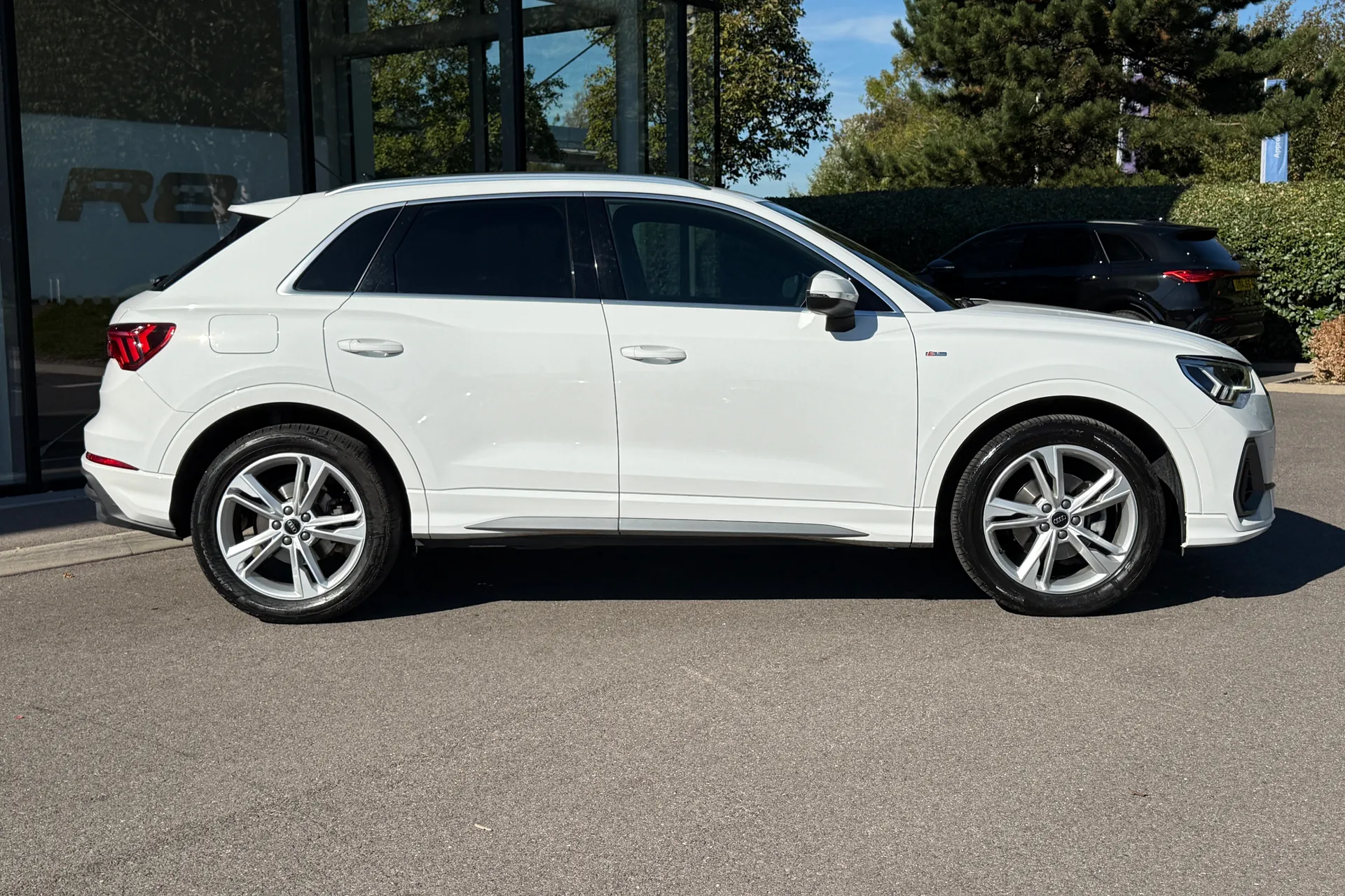 Audi Q3 thumbnail image number 2