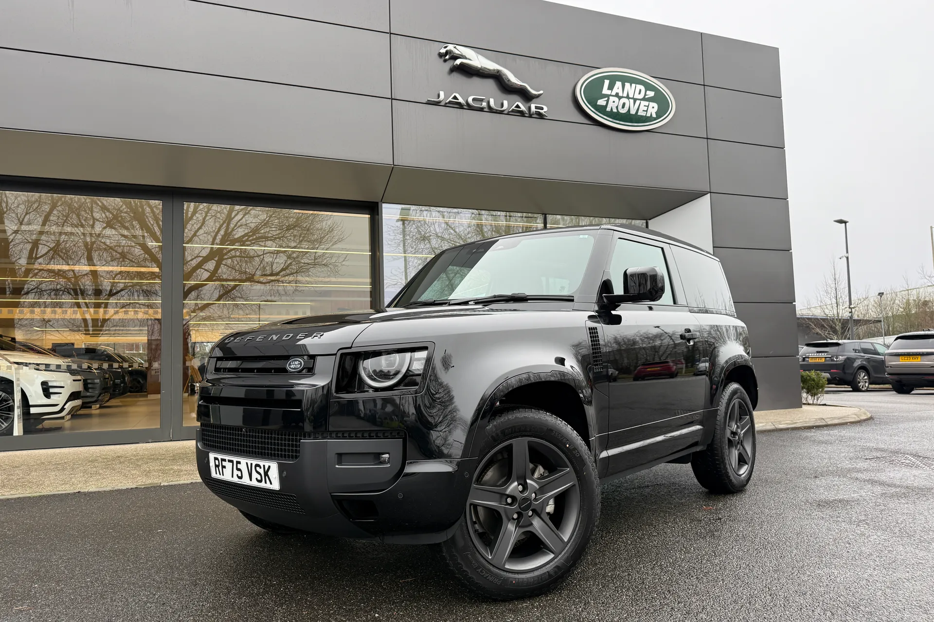 LAND ROVER DEFENDER focused image