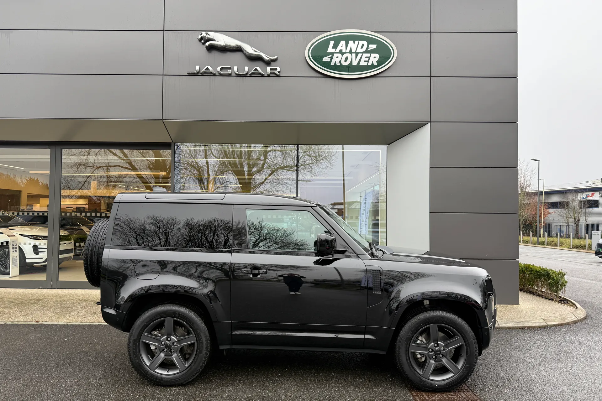 LAND ROVER DEFENDER thumbnail image number 2