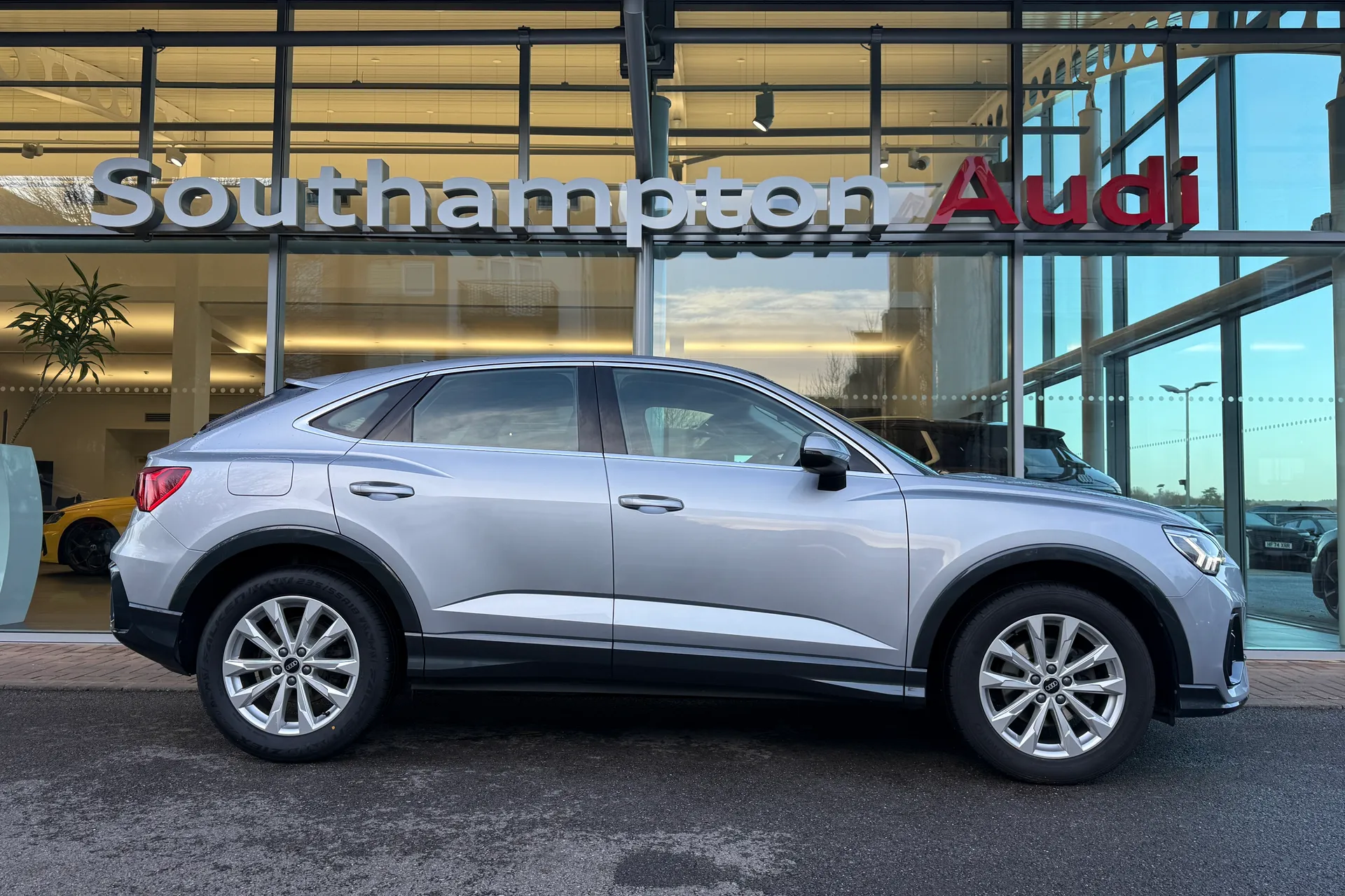 Audi Q3 thumbnail image number 2