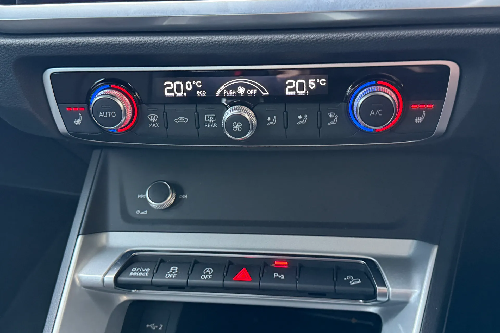 Audi Q3 thumbnail image number 21