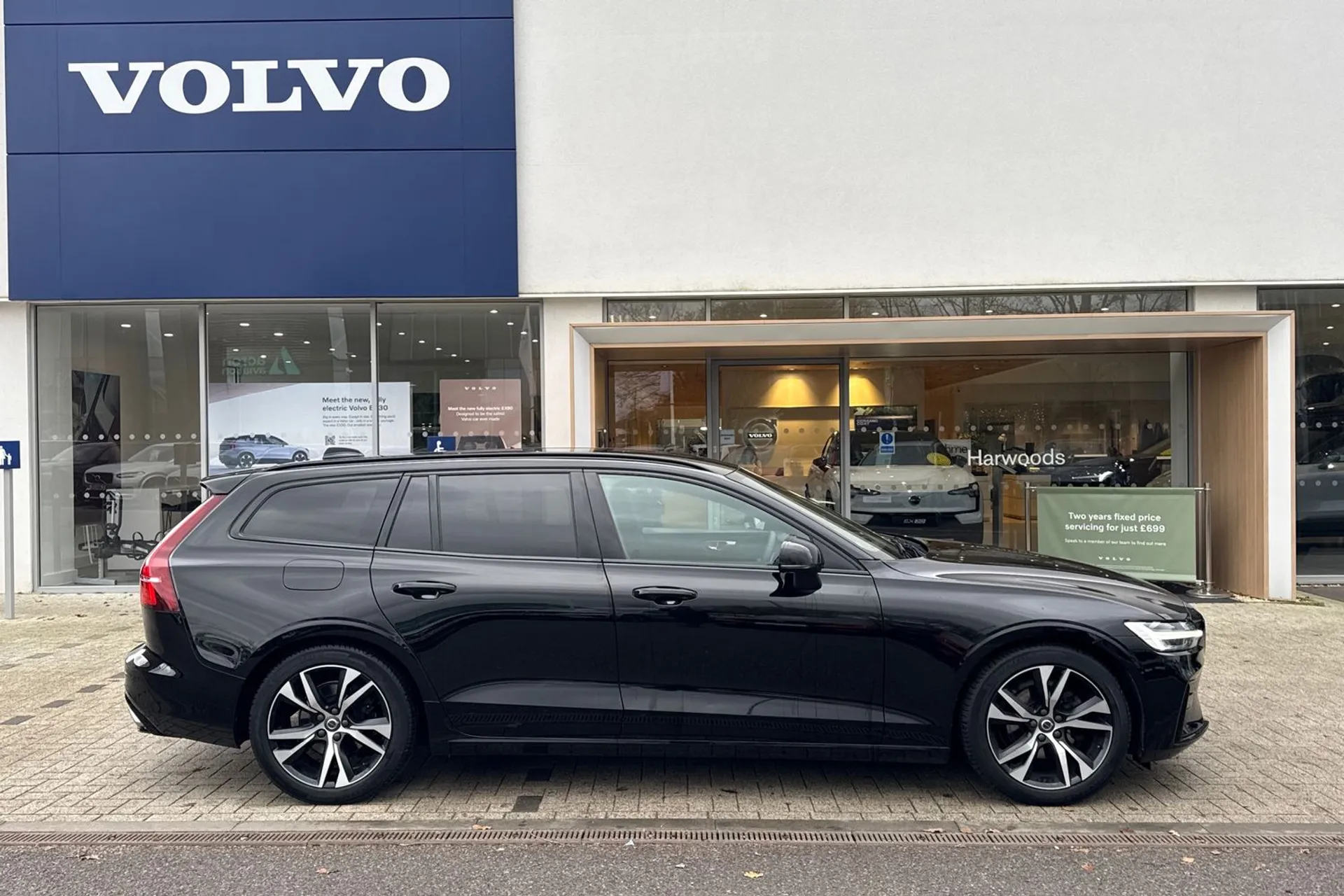 Volvo V60 thumbnail image number 2