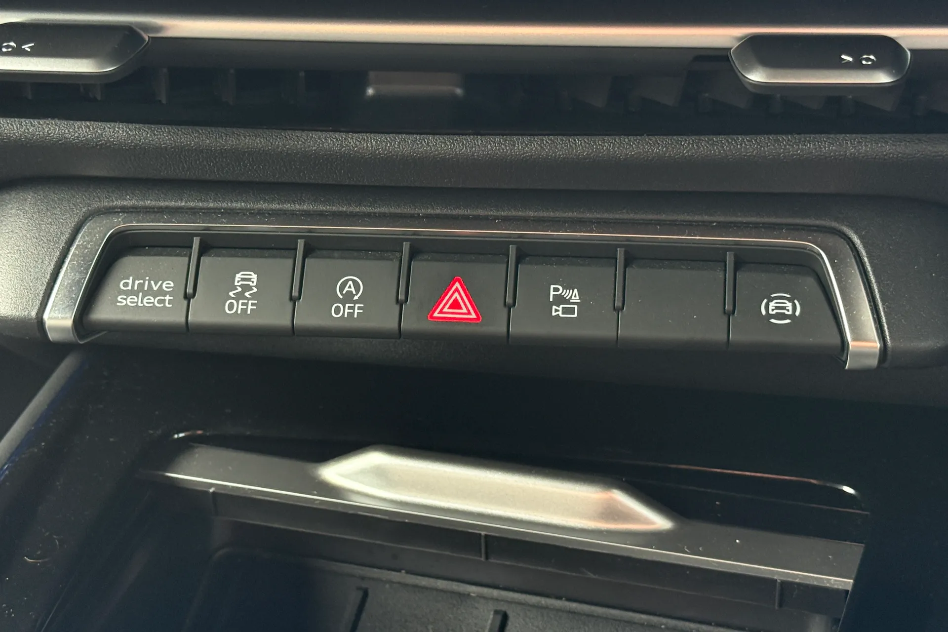 Audi Q3 thumbnail image number 18