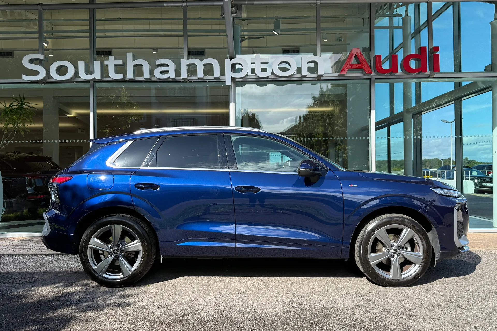 Audi Q3 thumbnail image number 2