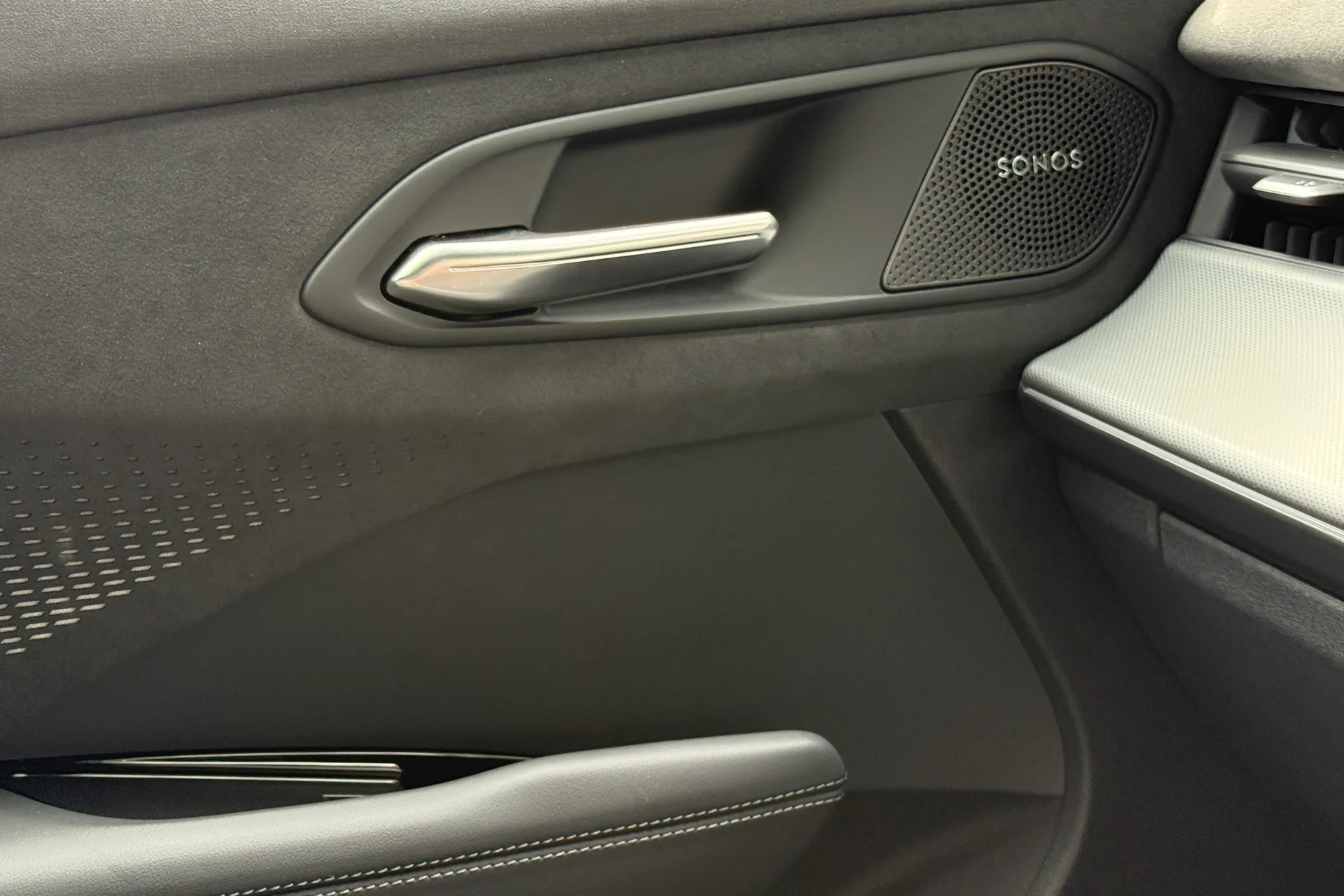 Audi Q3 thumbnail image number 24