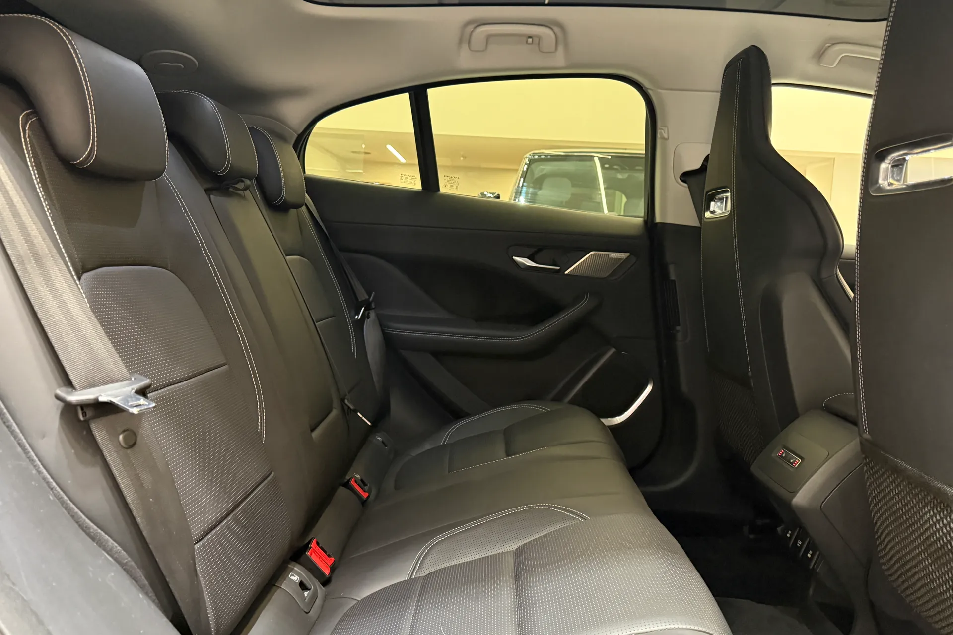 Jaguar I-PACE thumbnail image number 38