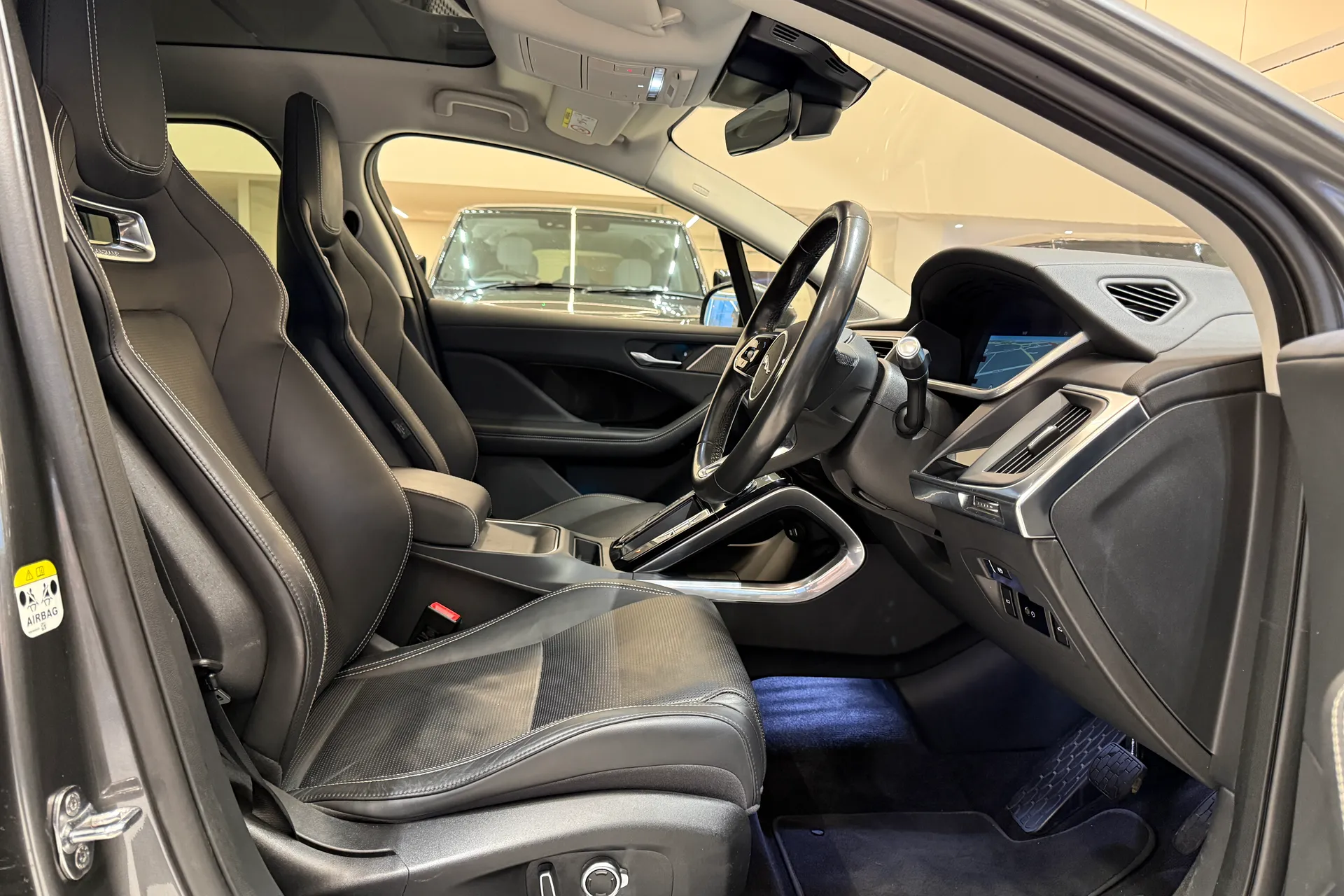 Jaguar I-PACE thumbnail image number 44