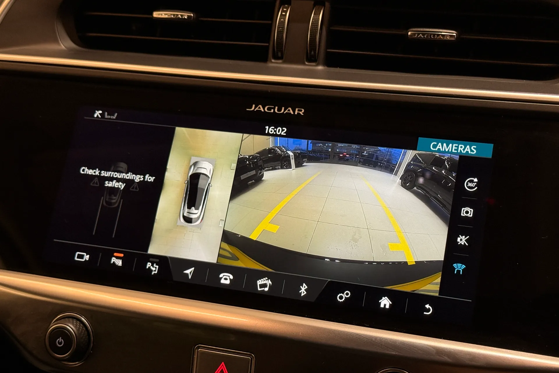 Jaguar I-PACE thumbnail image number 6