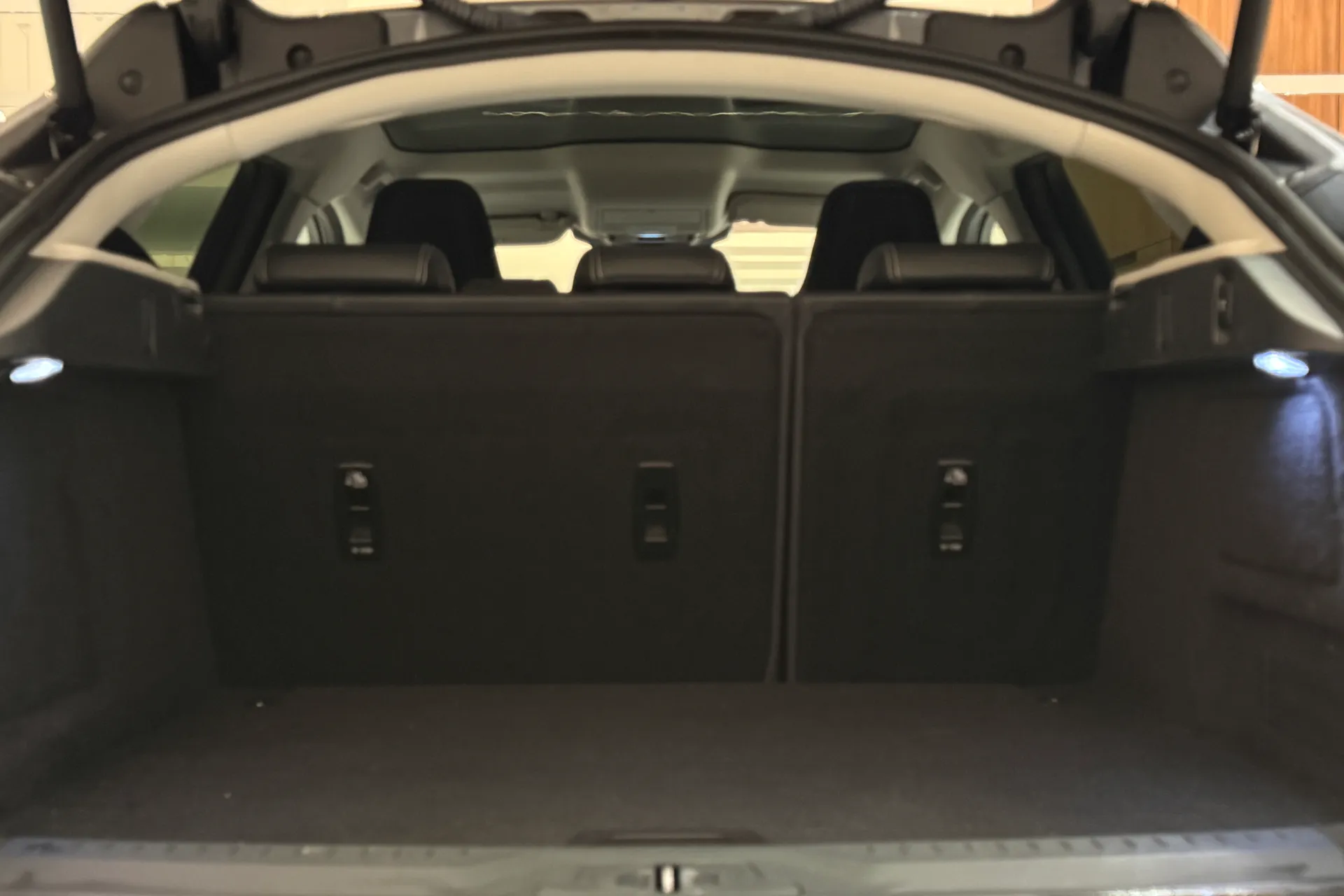 Jaguar I-PACE thumbnail image number 35