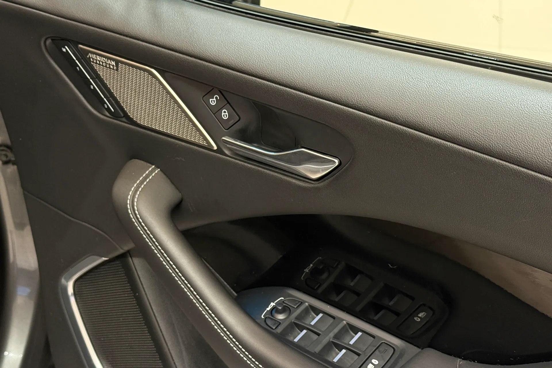 Jaguar I-PACE thumbnail image number 26