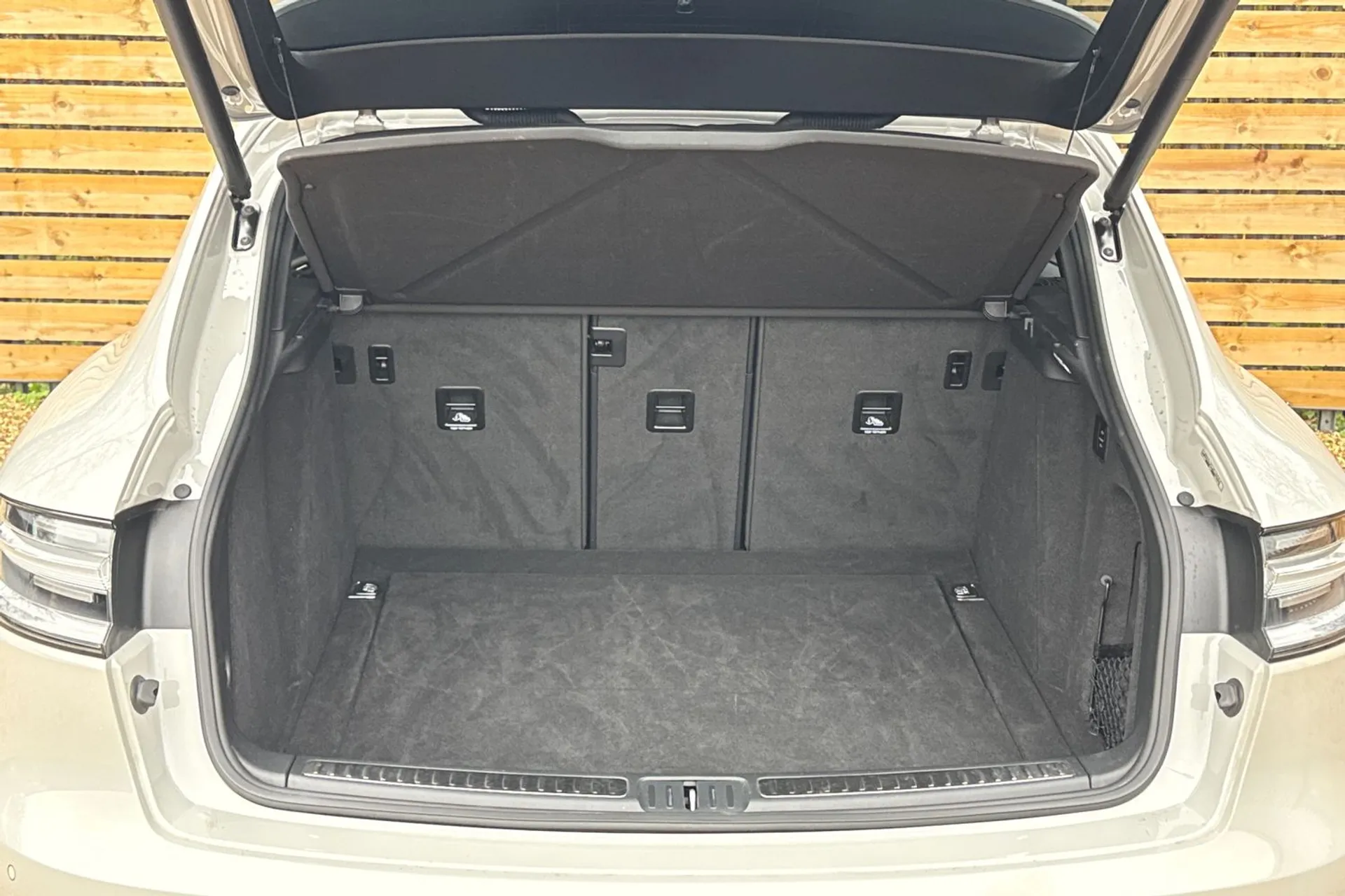 Porsche MACAN thumbnail image number 21