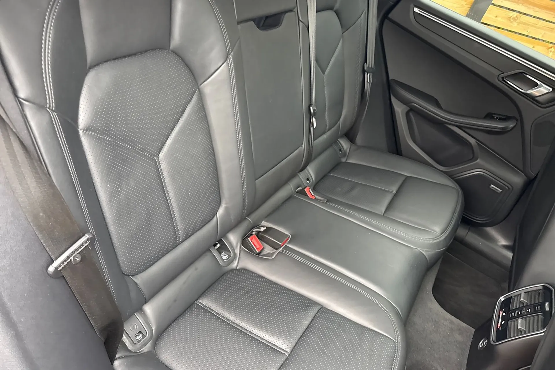 Porsche MACAN thumbnail image number 24