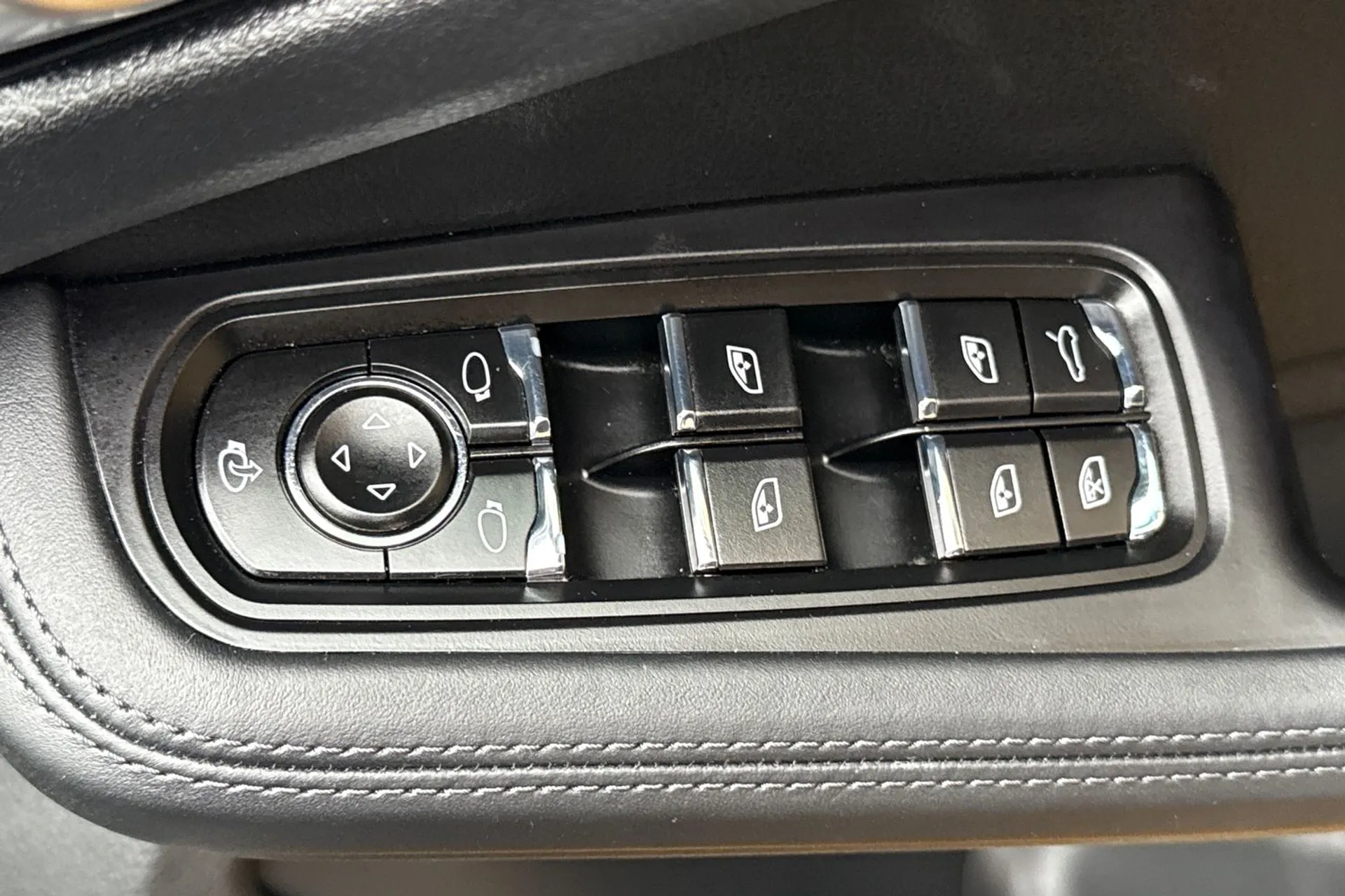 Porsche MACAN thumbnail image number 49