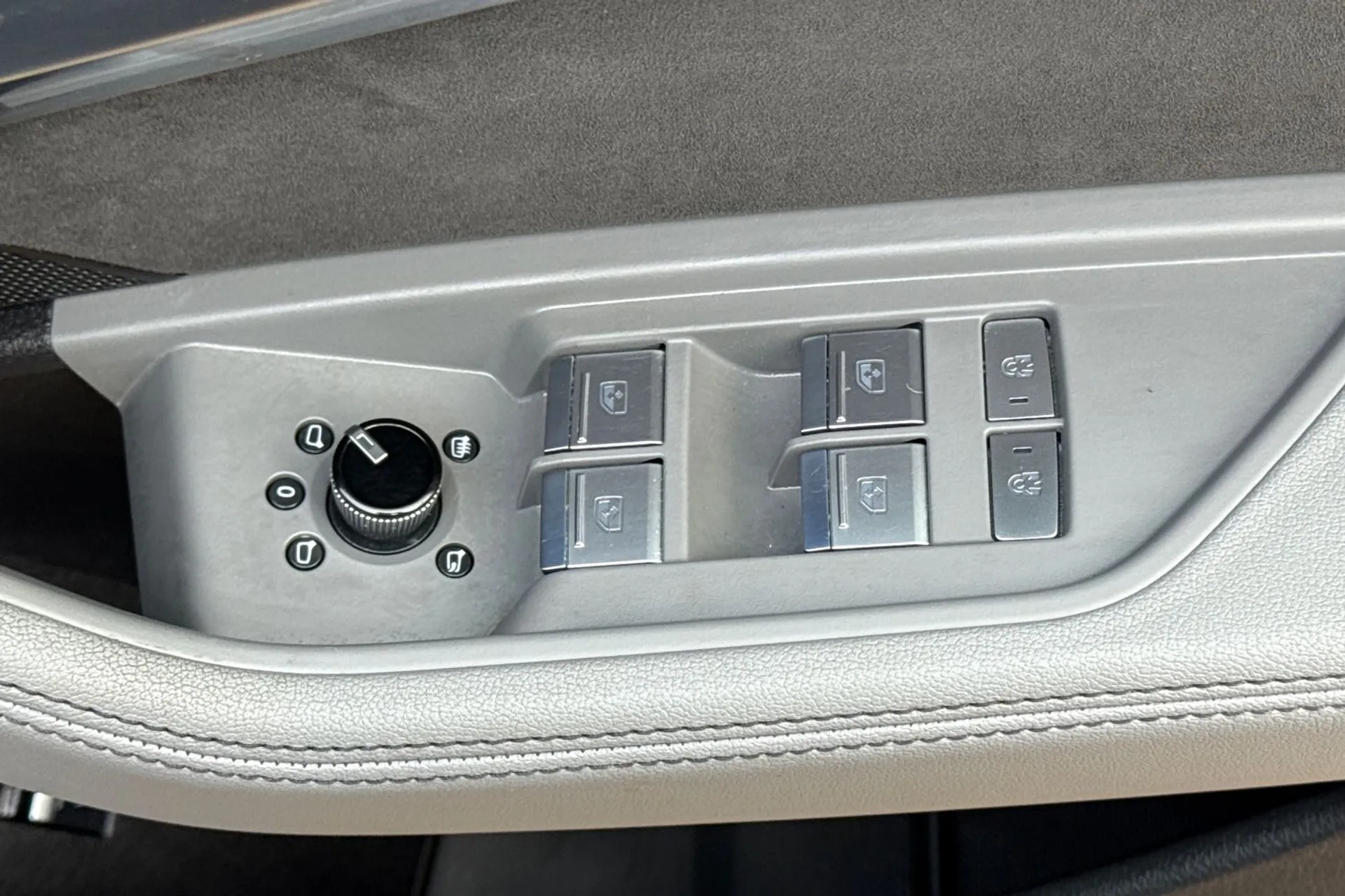 Audi e-tron thumbnail image number 46