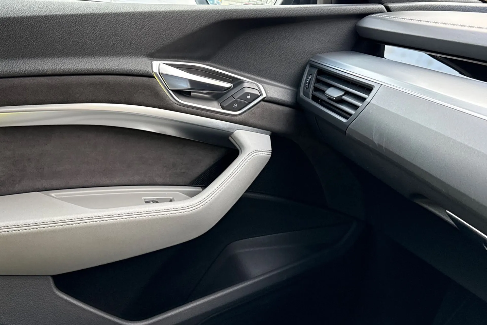 Audi e-tron thumbnail image number 53