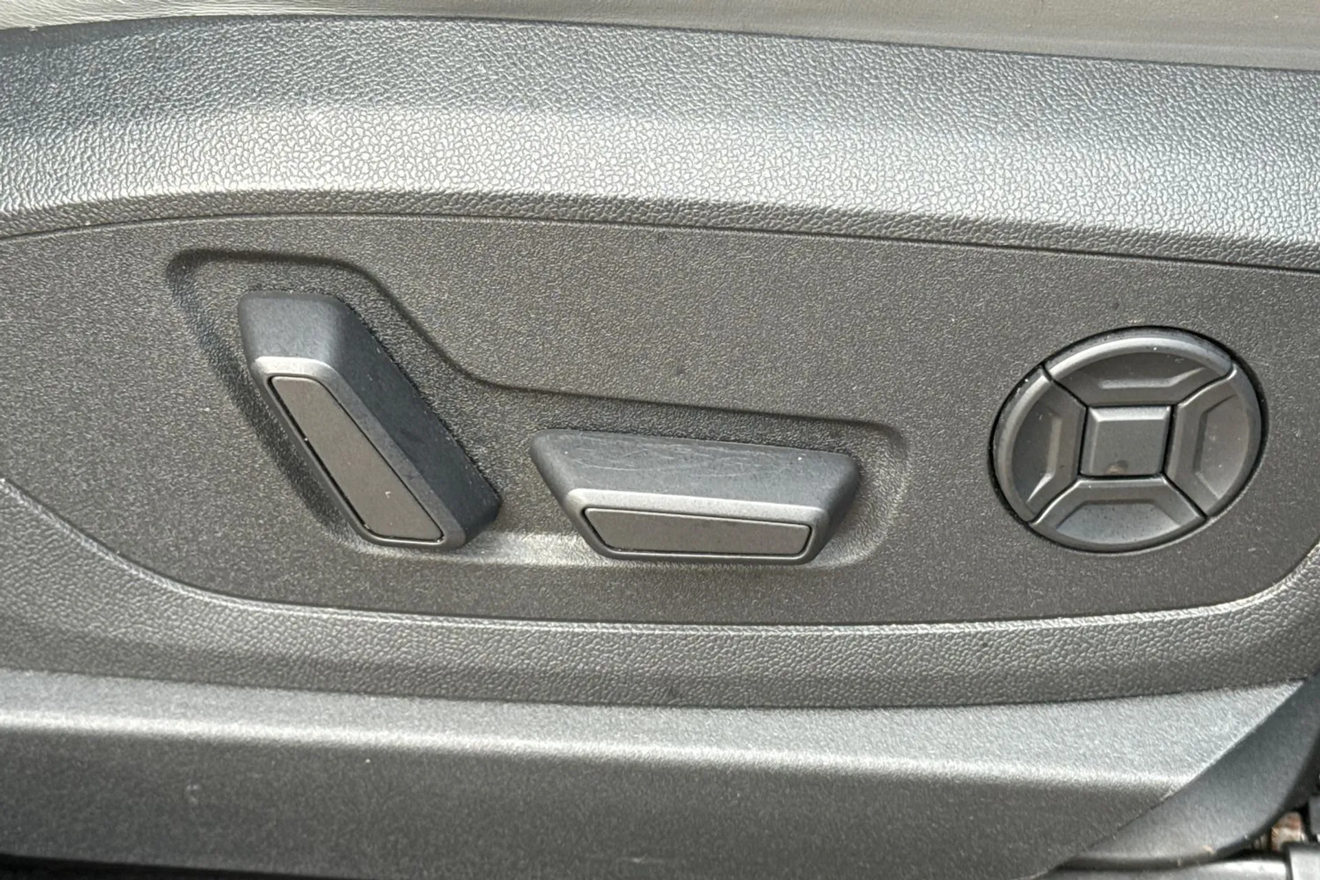 Audi e-tron thumbnail image number 48