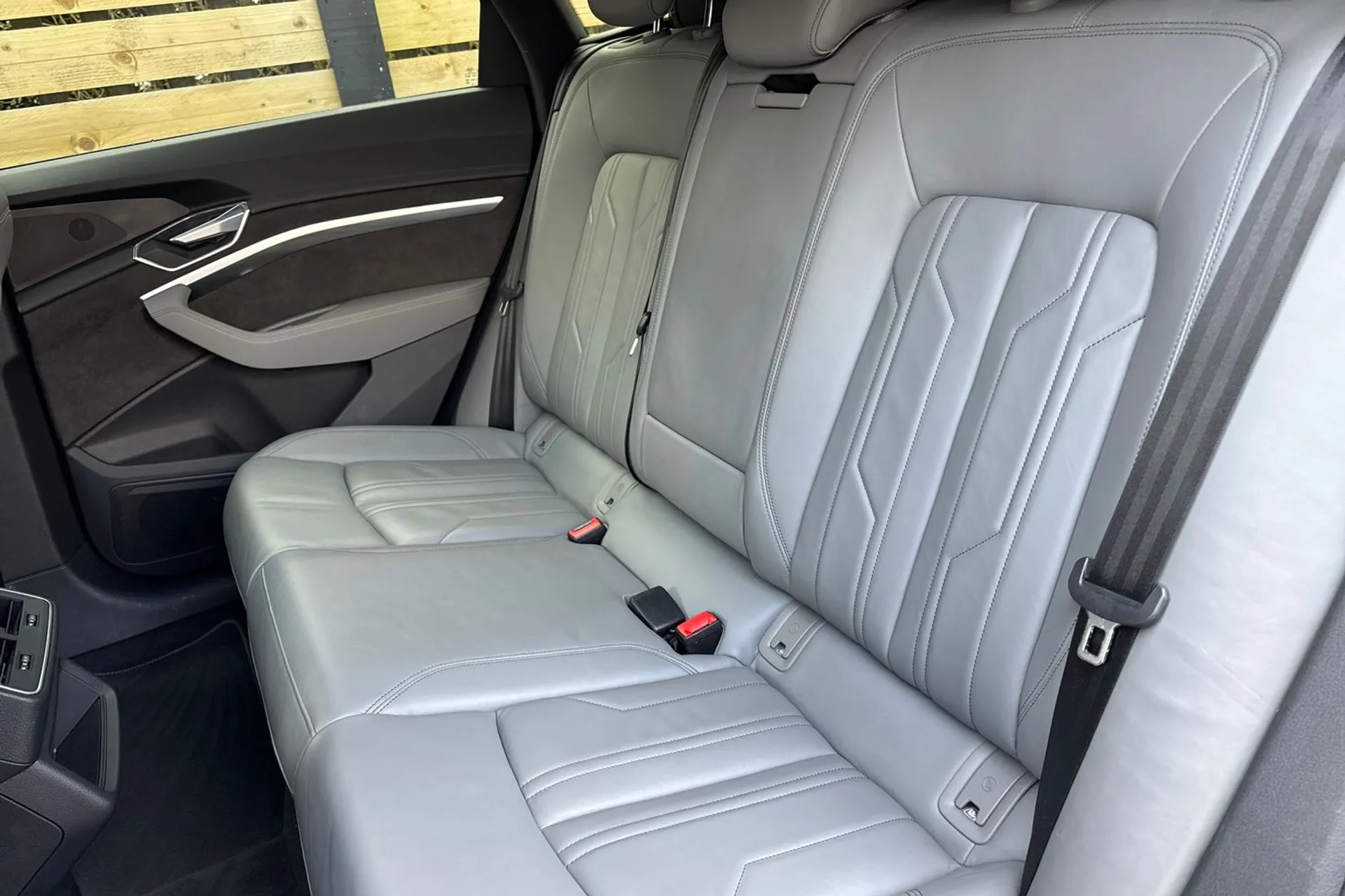 Audi e-tron thumbnail image number 32