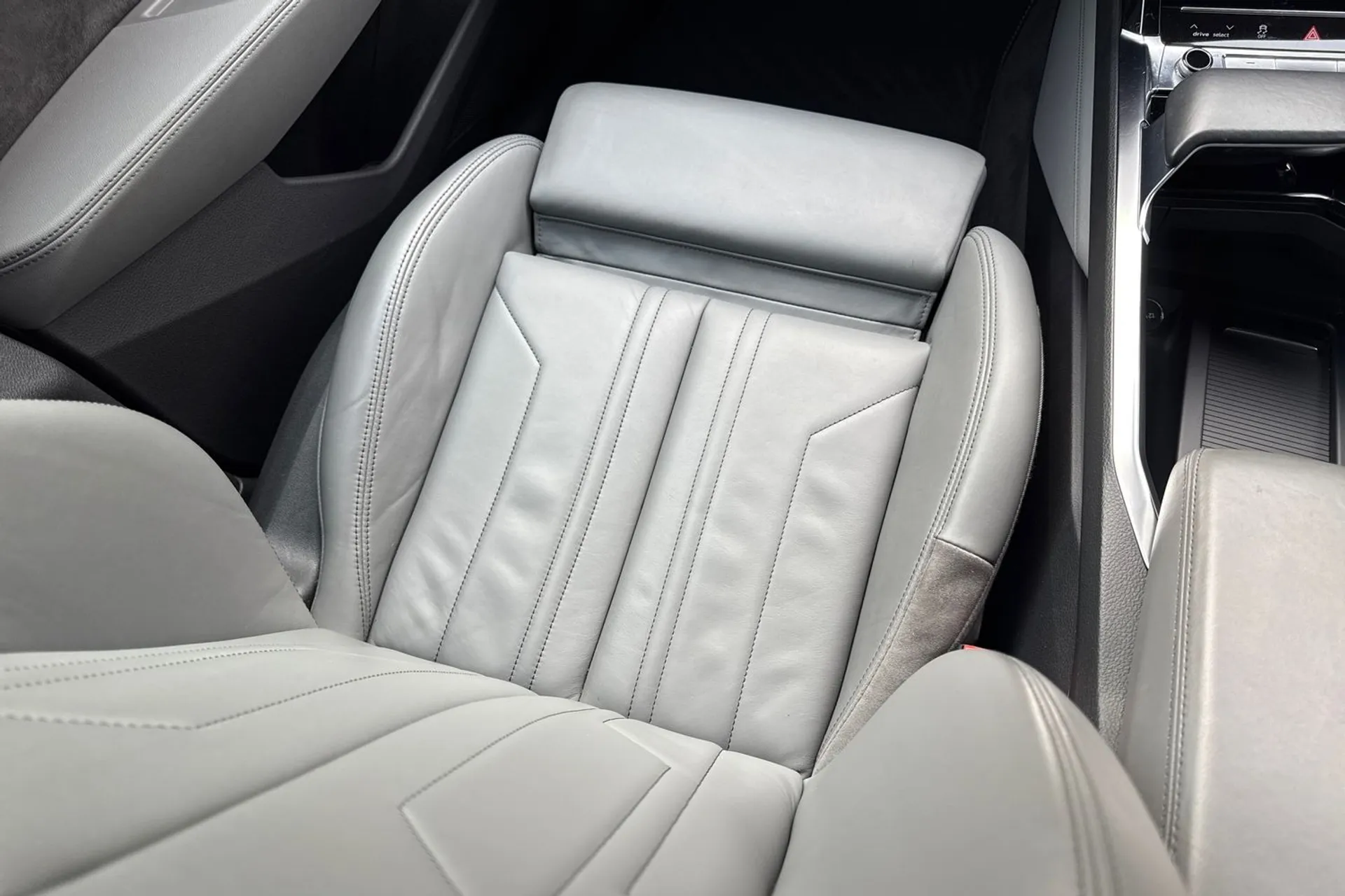 Audi e-tron thumbnail image number 34