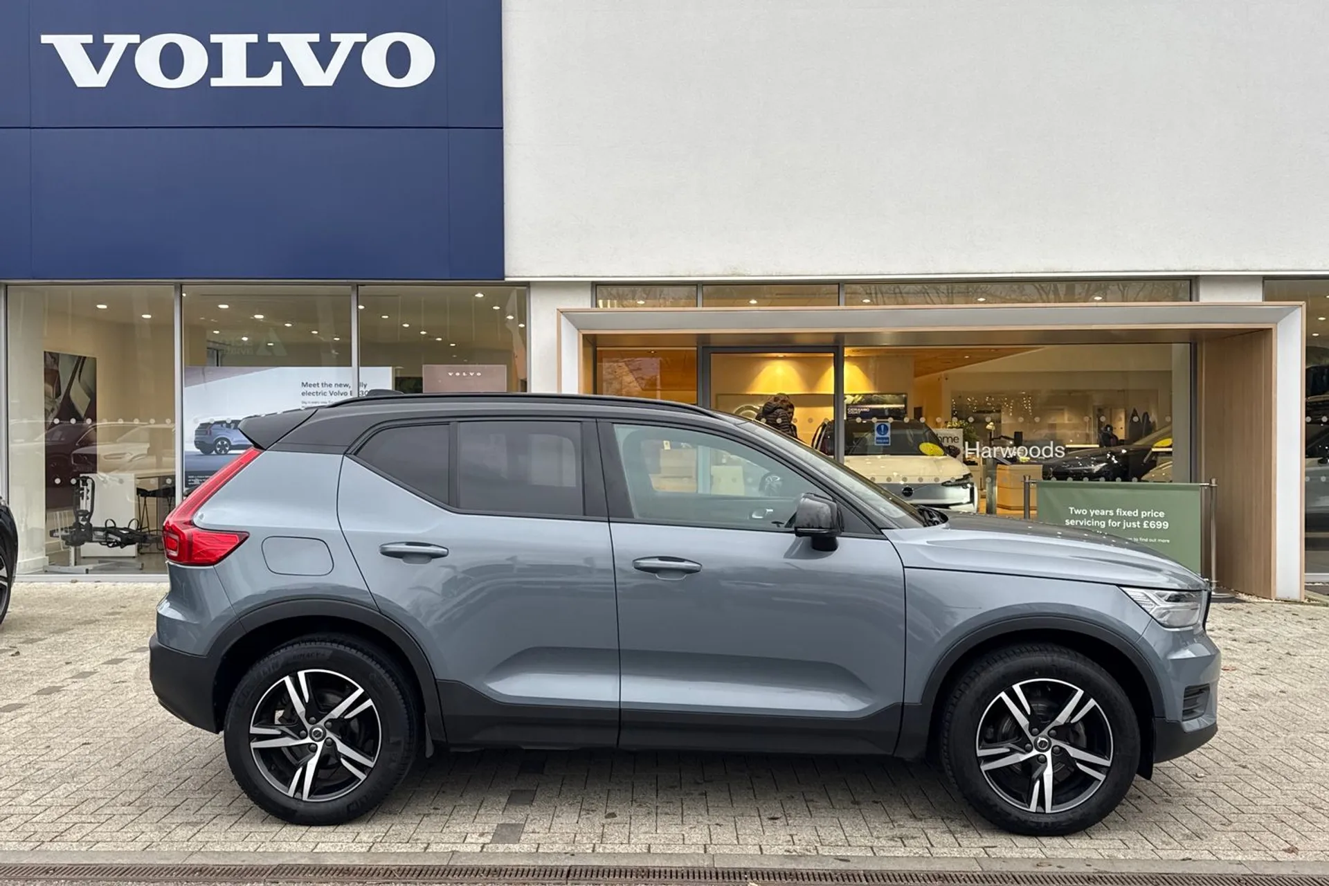 Volvo XC40 thumbnail image number 2