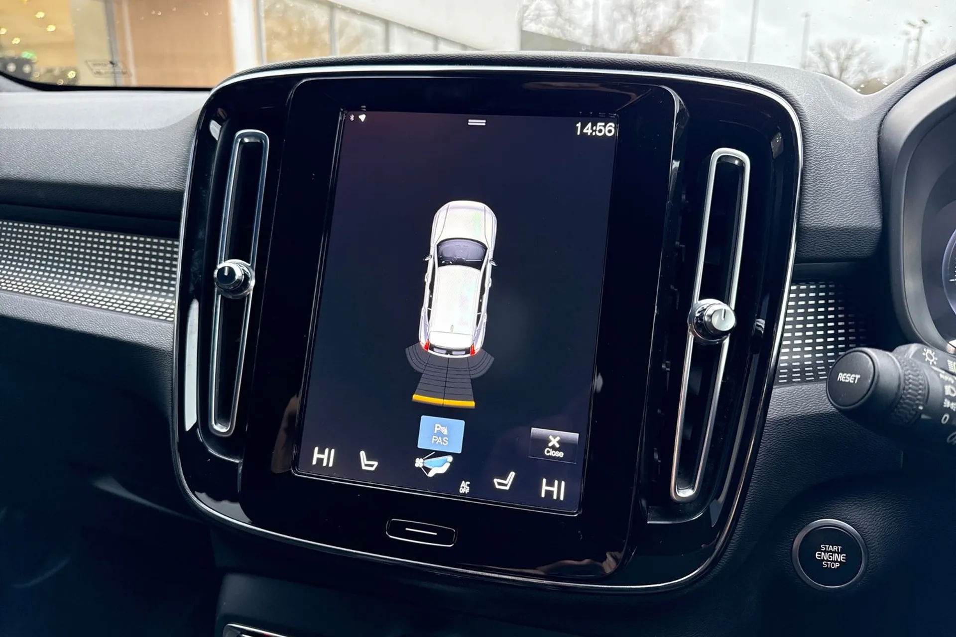 Volvo XC40 thumbnail image number 4