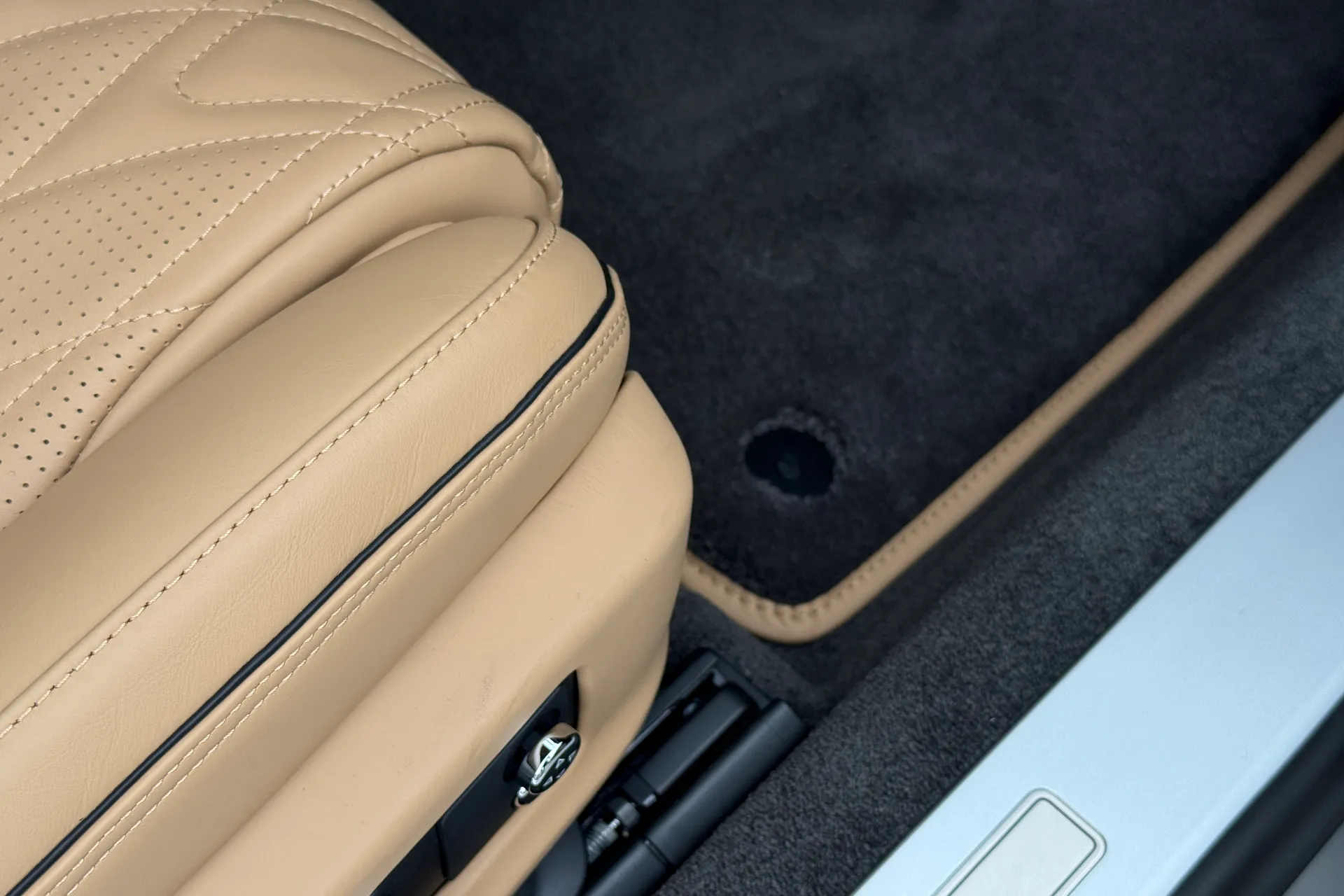 Bentley CONTINENTAL GT thumbnail image number 19