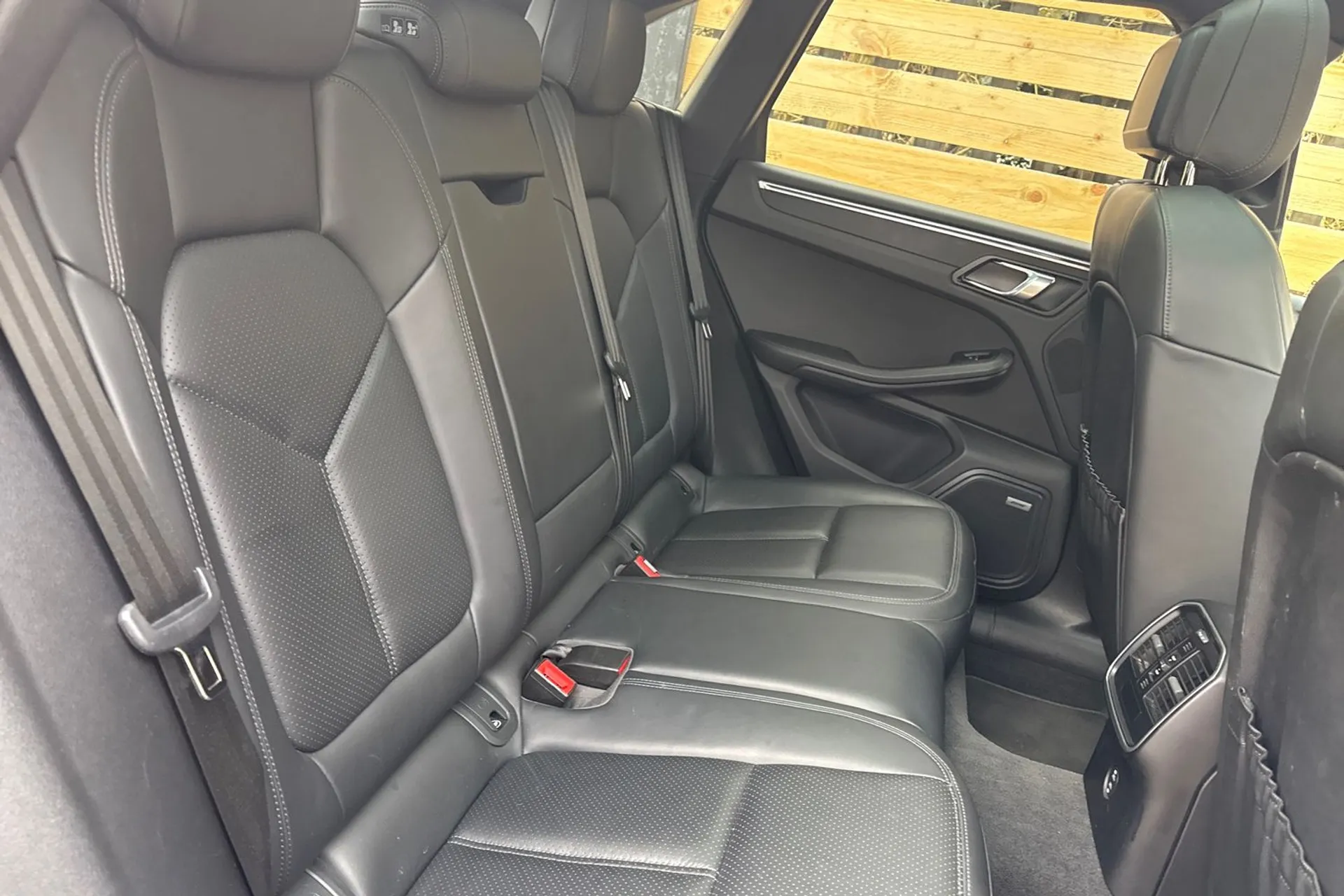 Porsche MACAN thumbnail image number 25