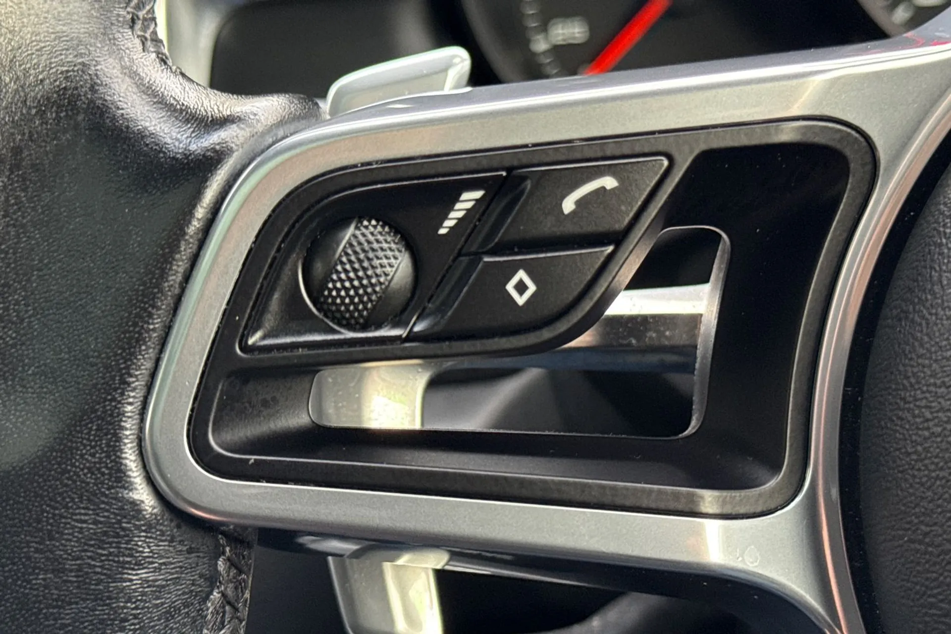 Porsche MACAN thumbnail image number 38