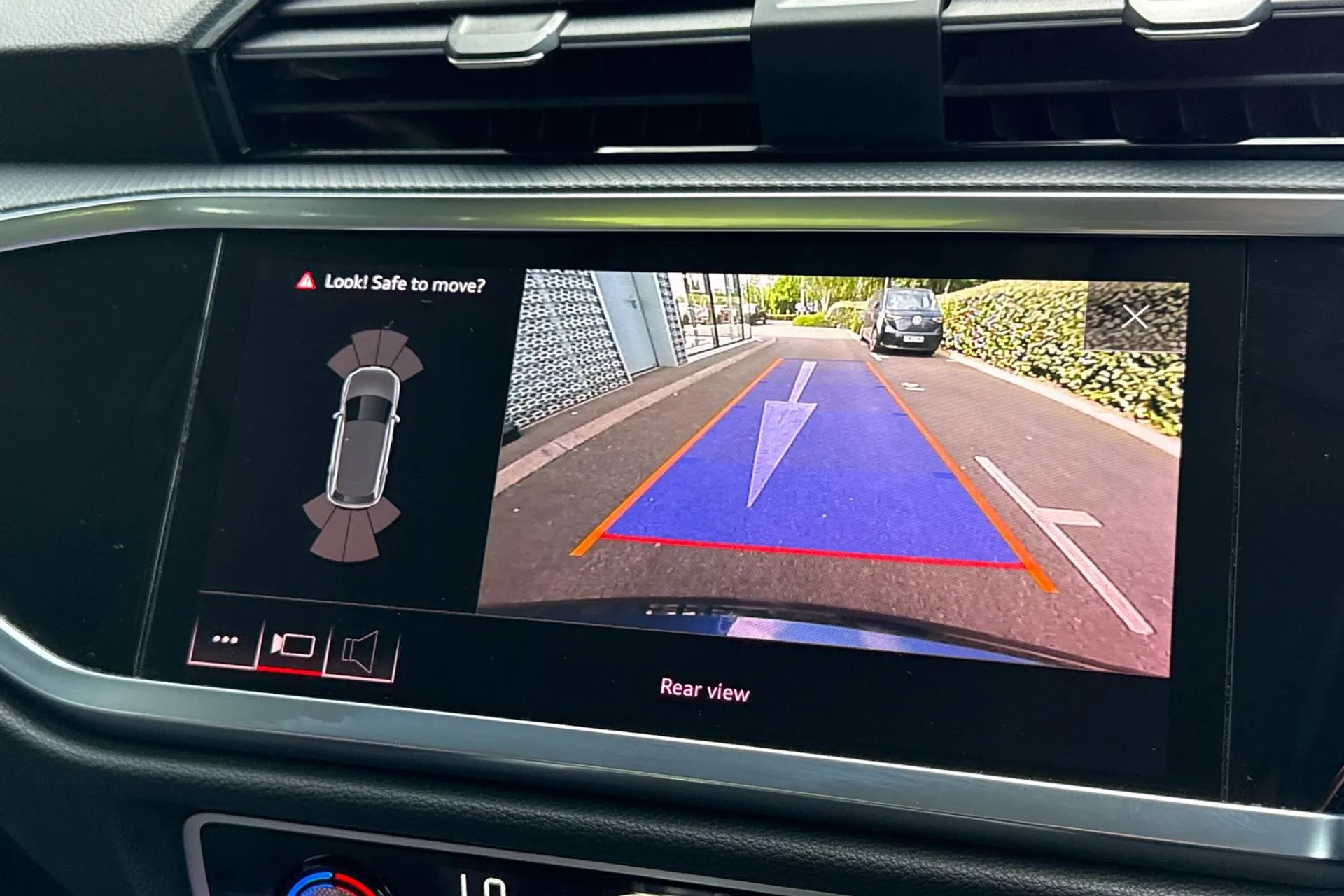 Audi Q3 thumbnail image number 3