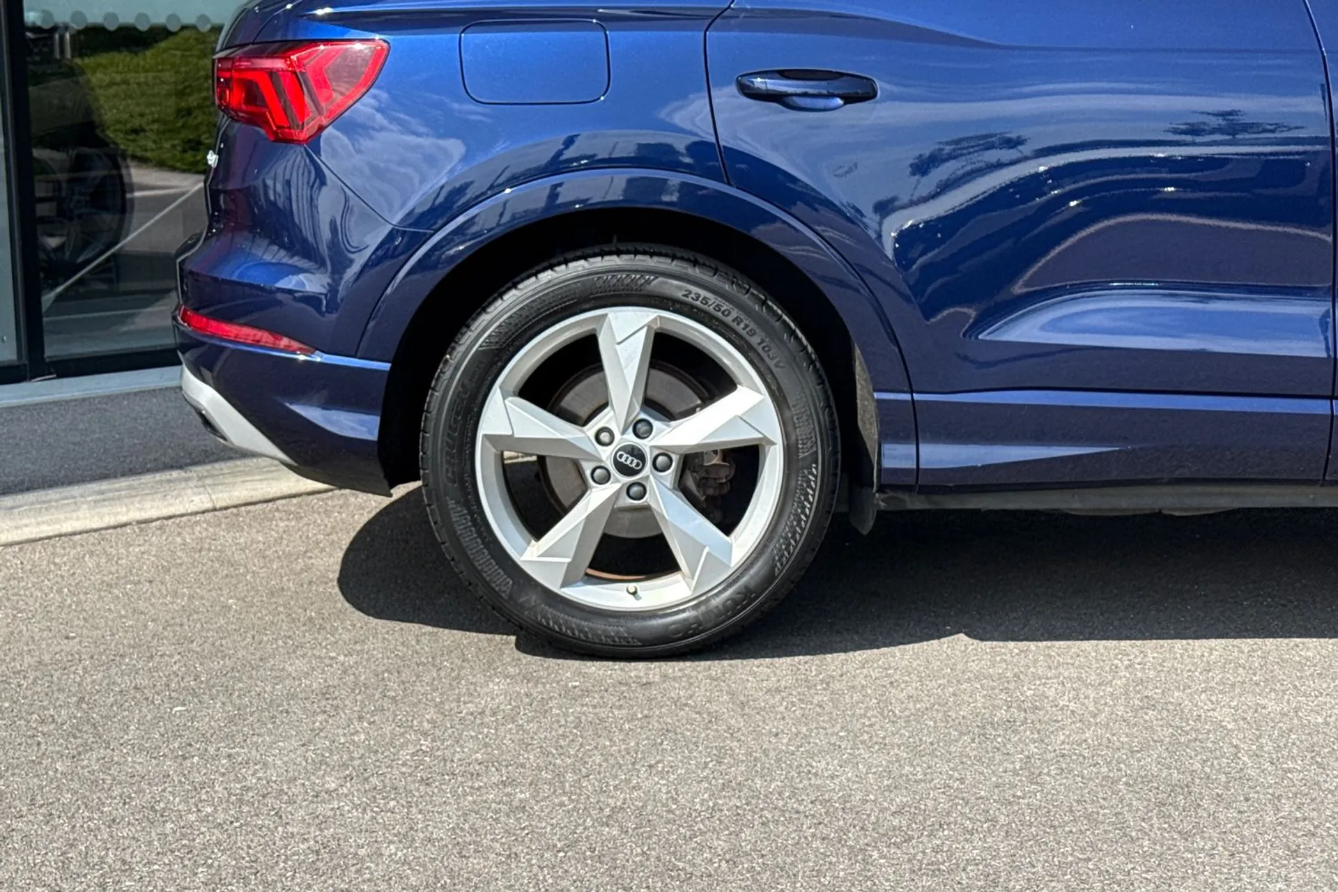Audi Q3 thumbnail image number 23