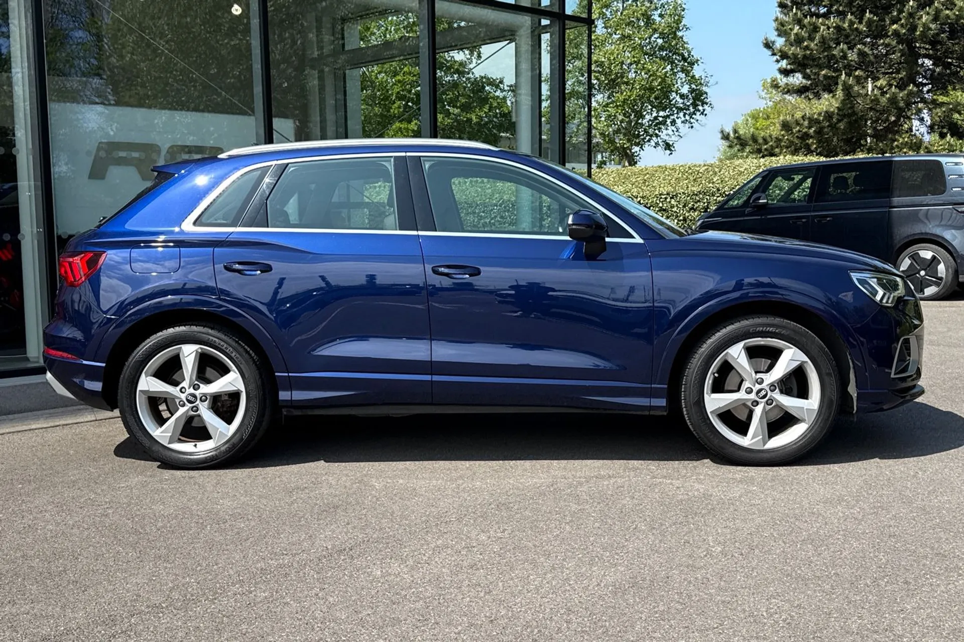 Audi Q3 thumbnail image number 2