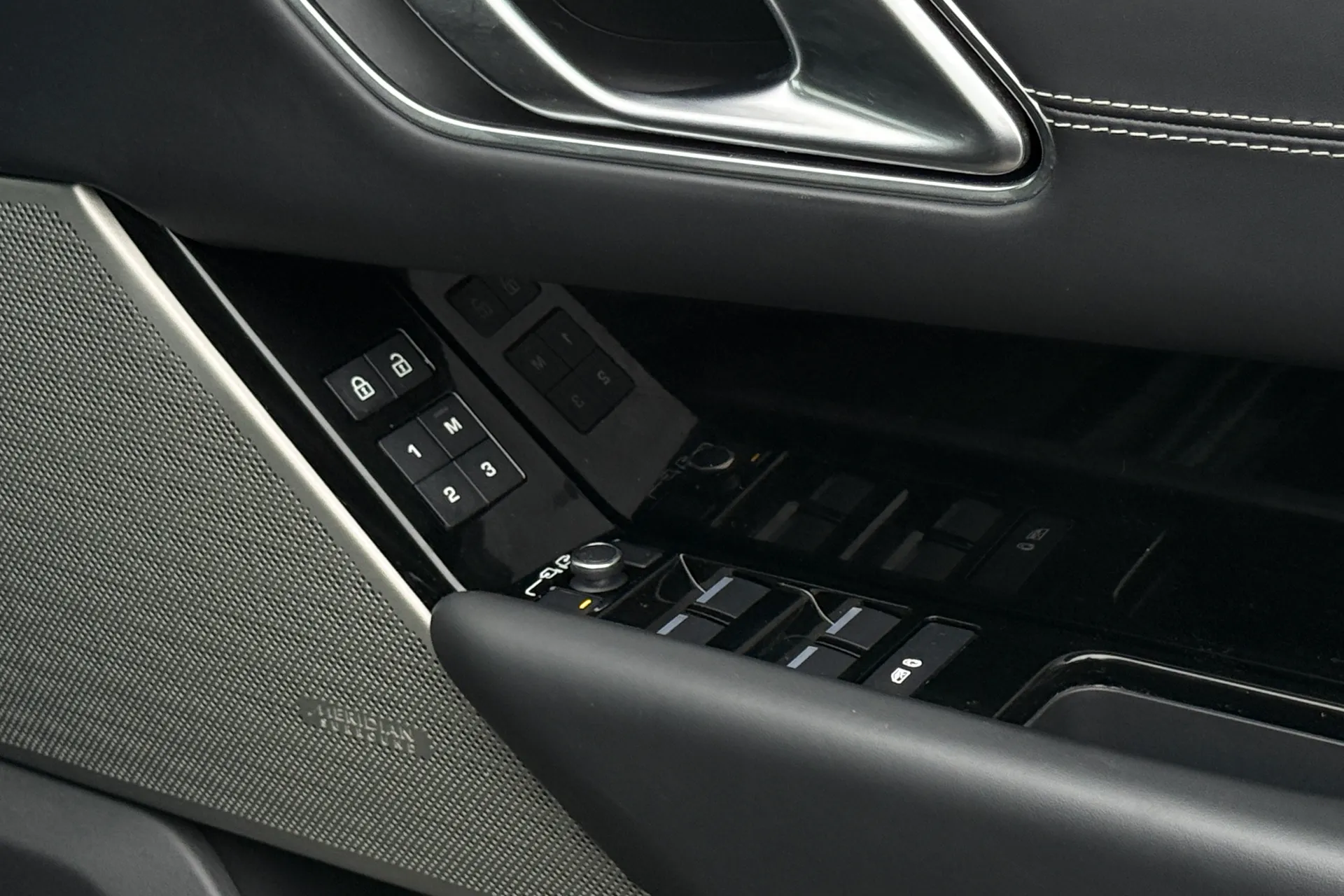 LAND ROVER RANGE ROVER VELAR thumbnail image number 29