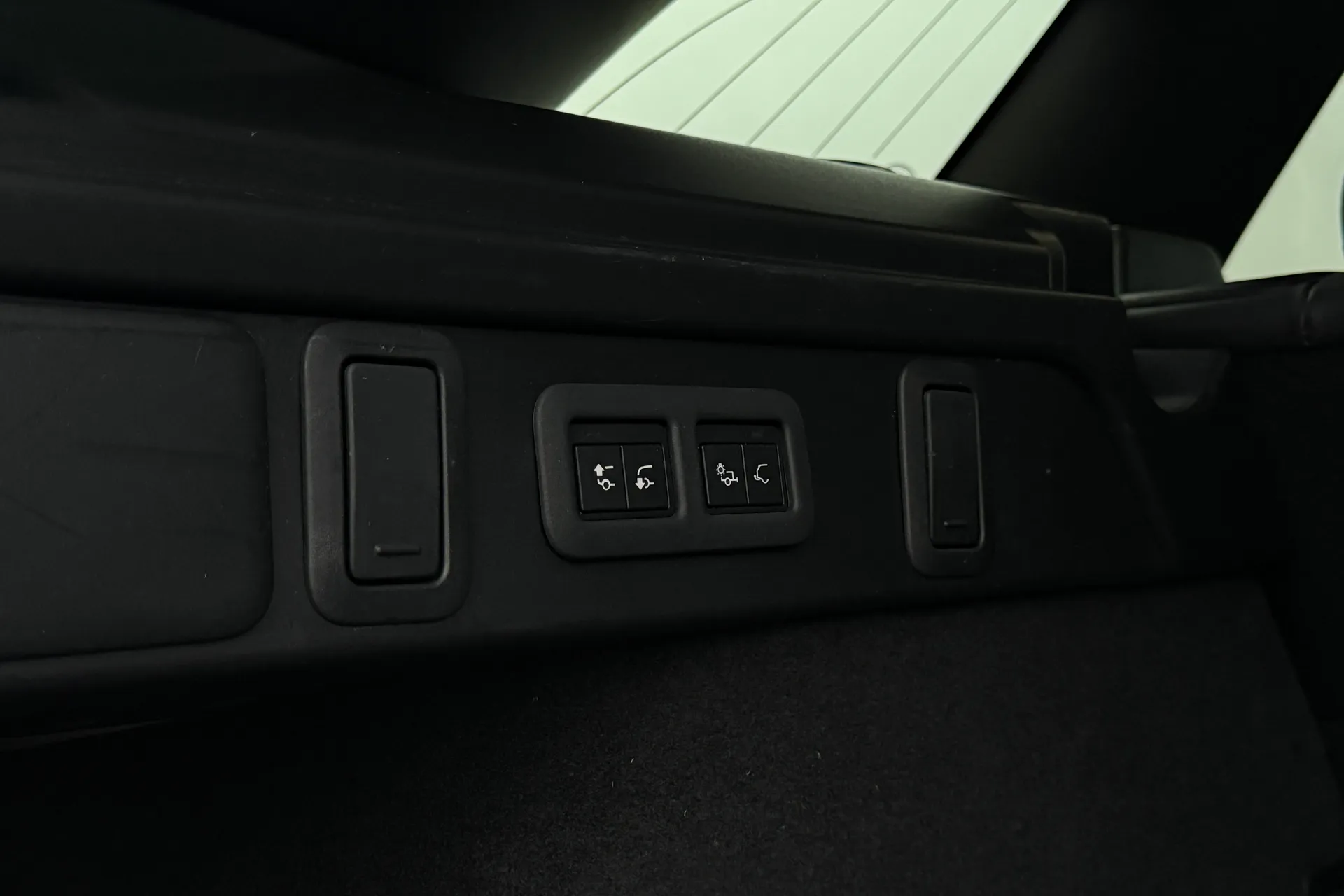 LAND ROVER RANGE ROVER VELAR thumbnail image number 42