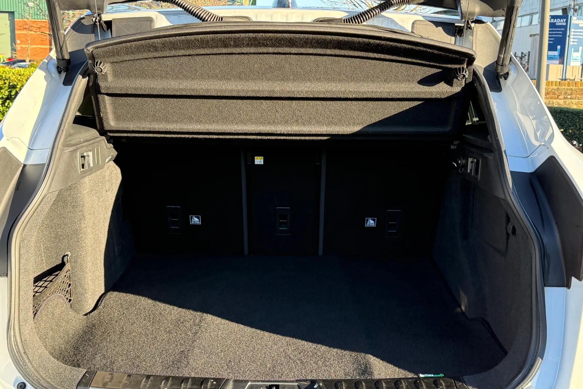 Jaguar F-PACE thumbnail image number 27