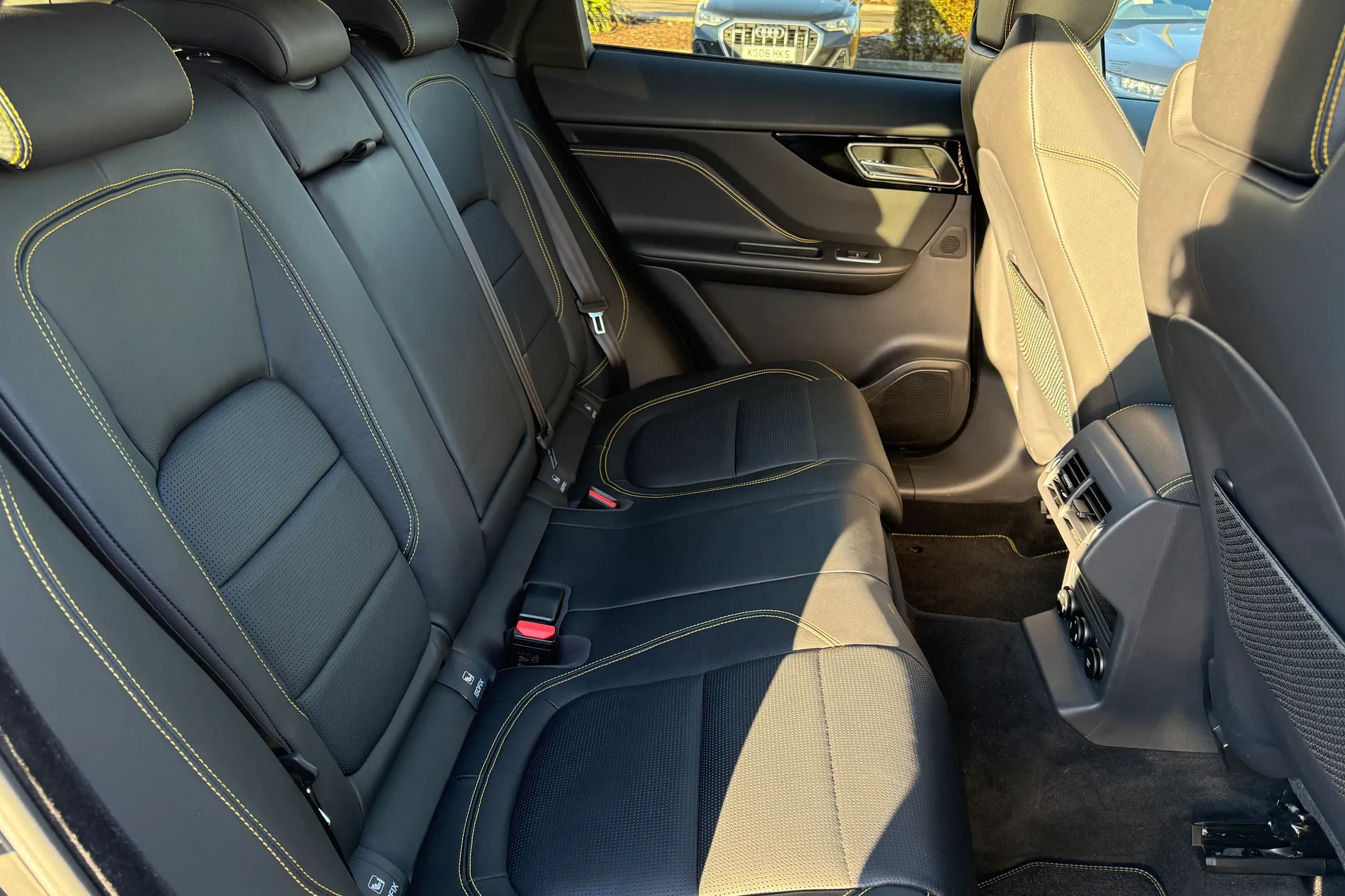 Jaguar F-PACE thumbnail image number 31