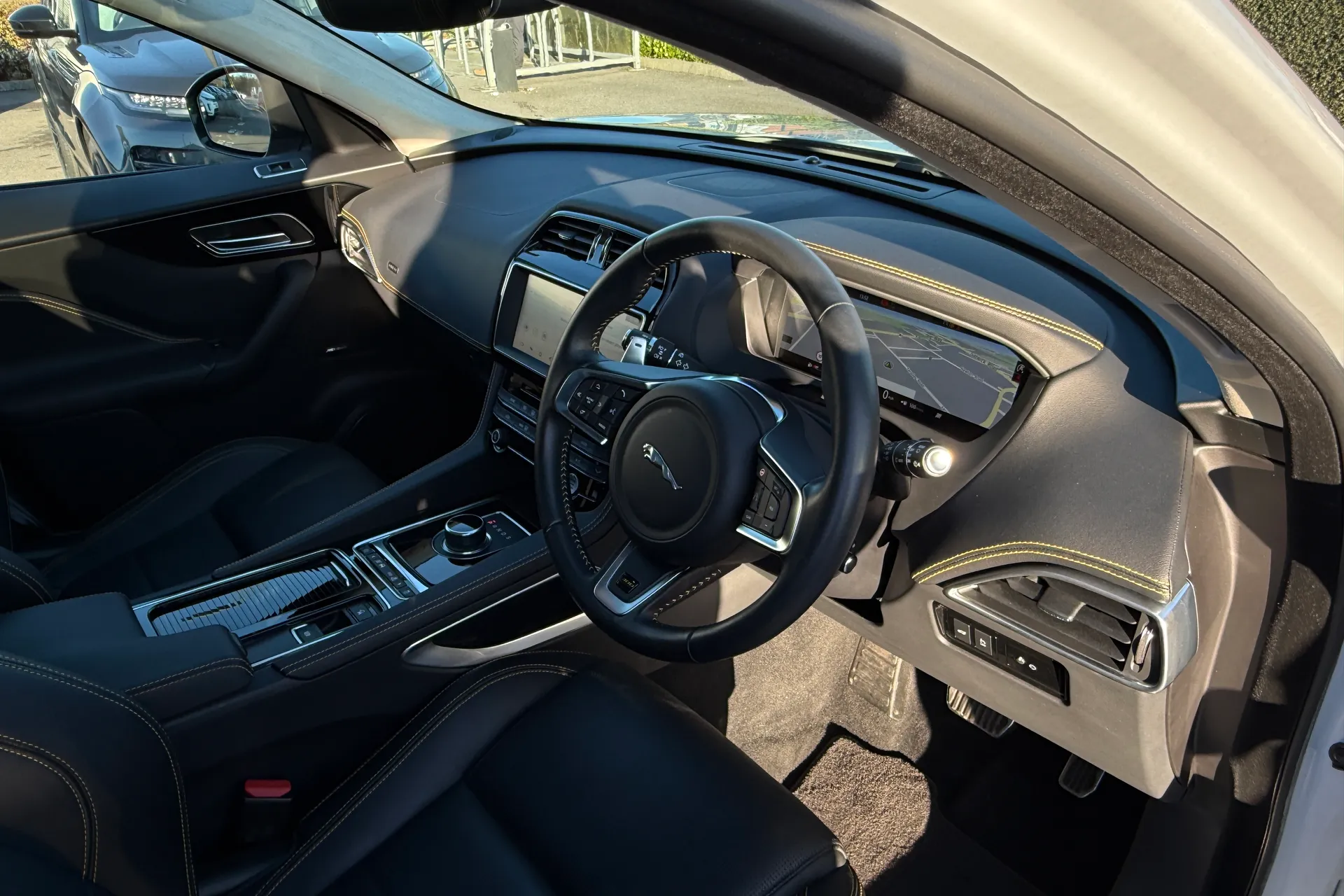 Jaguar F-PACE thumbnail image number 39