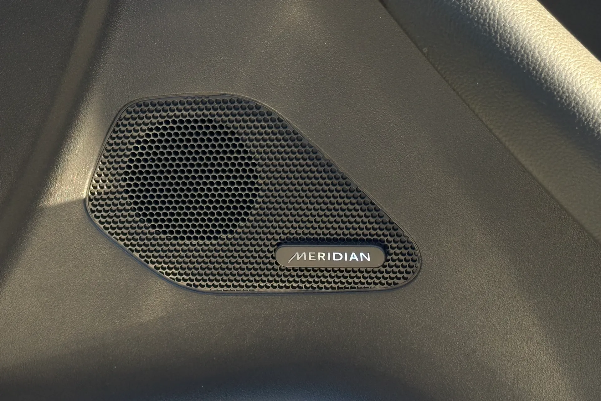 Jaguar F-PACE thumbnail image number 48