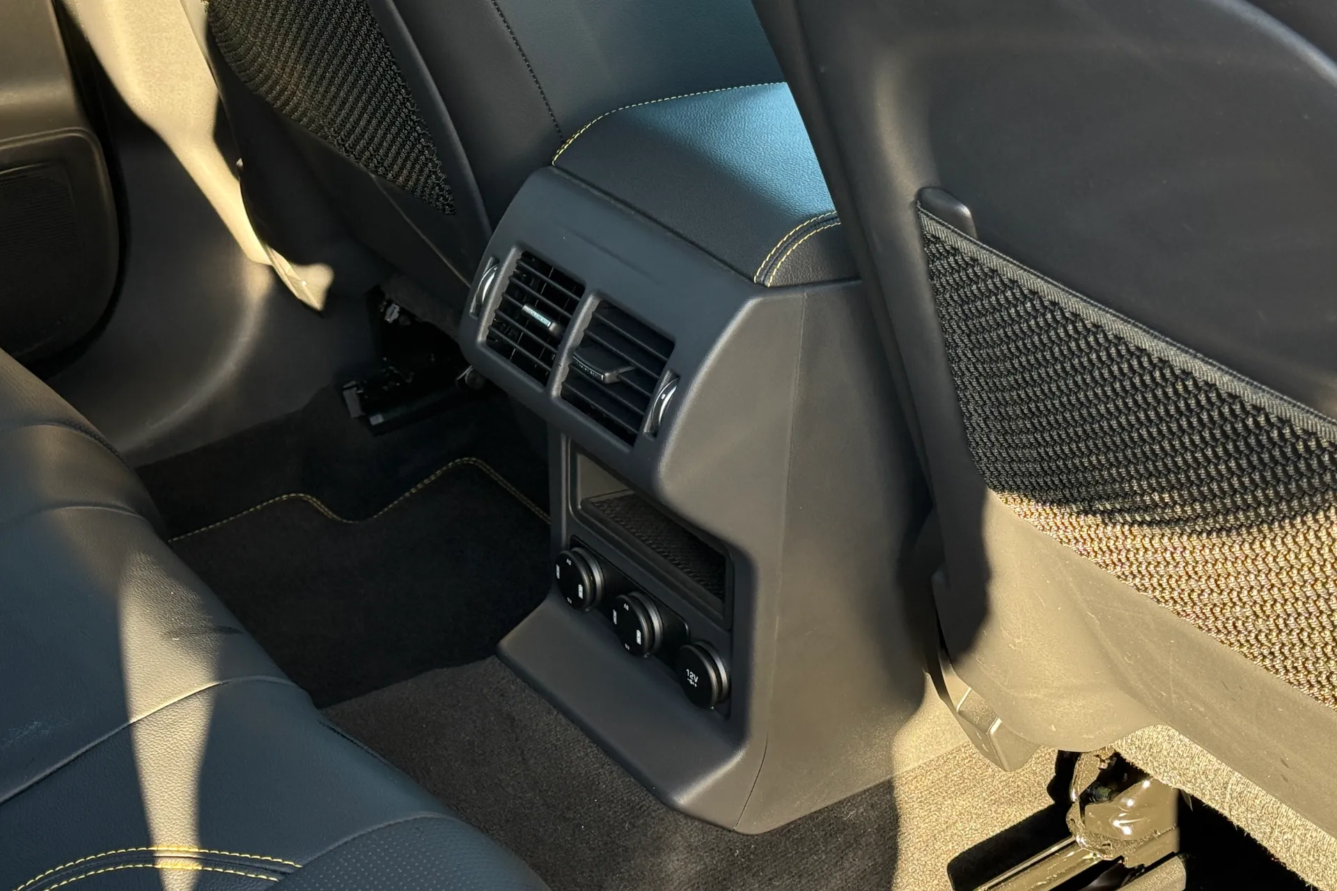 Jaguar F-PACE thumbnail image number 34