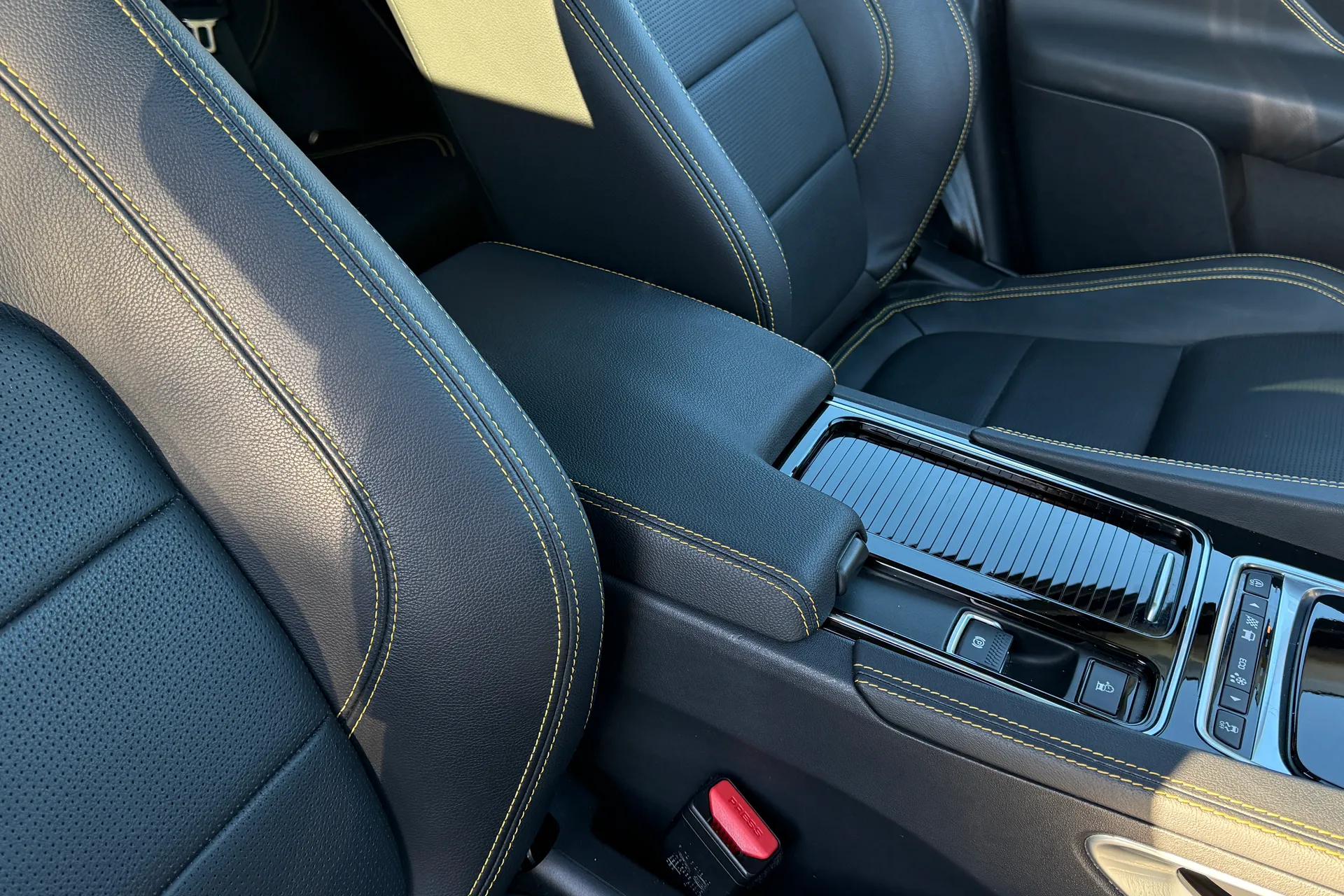 Jaguar F-PACE thumbnail image number 40