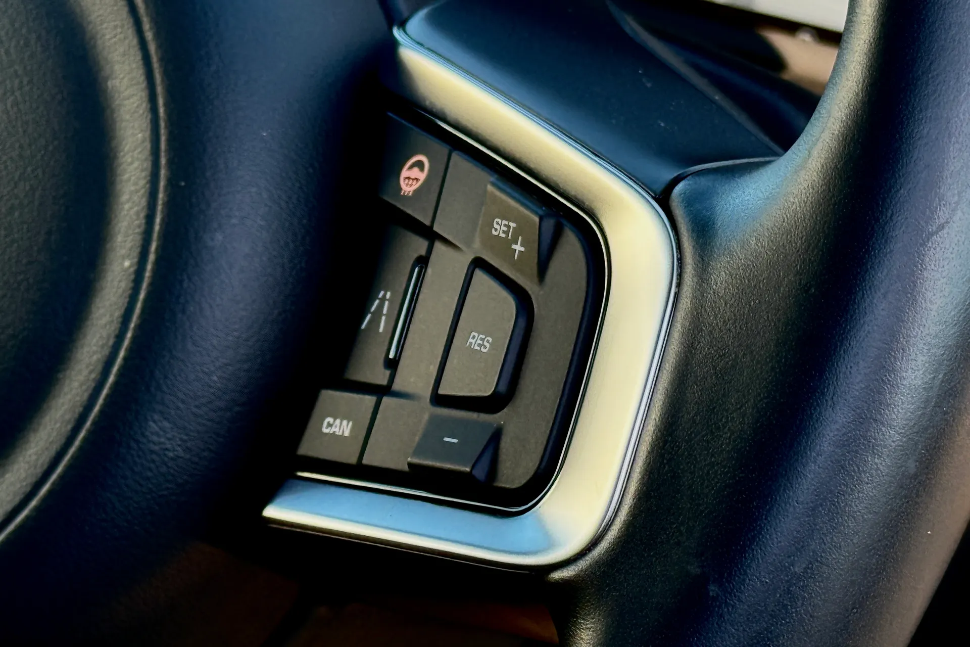 Jaguar F-PACE thumbnail image number 46