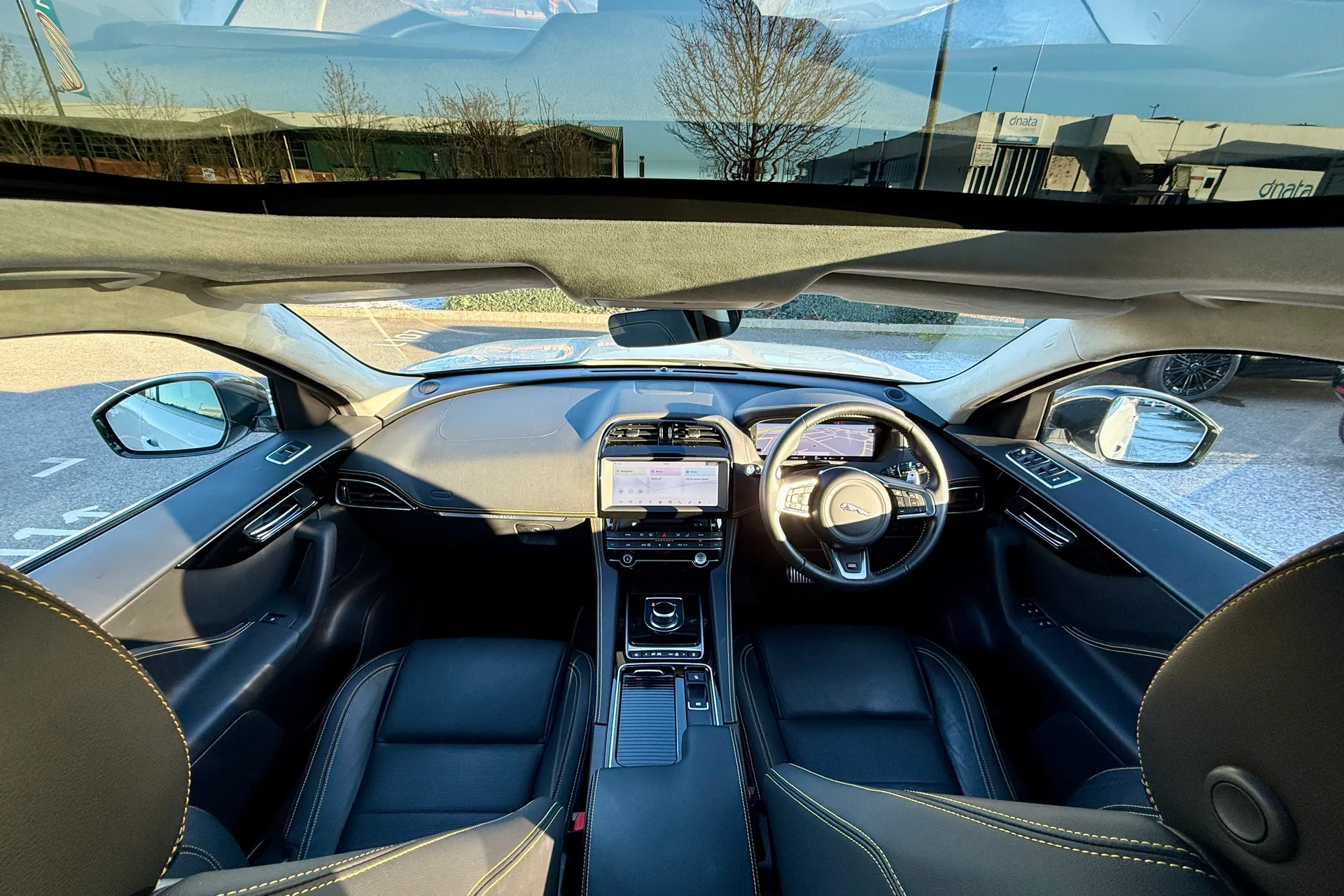 Jaguar F-PACE thumbnail image number 3