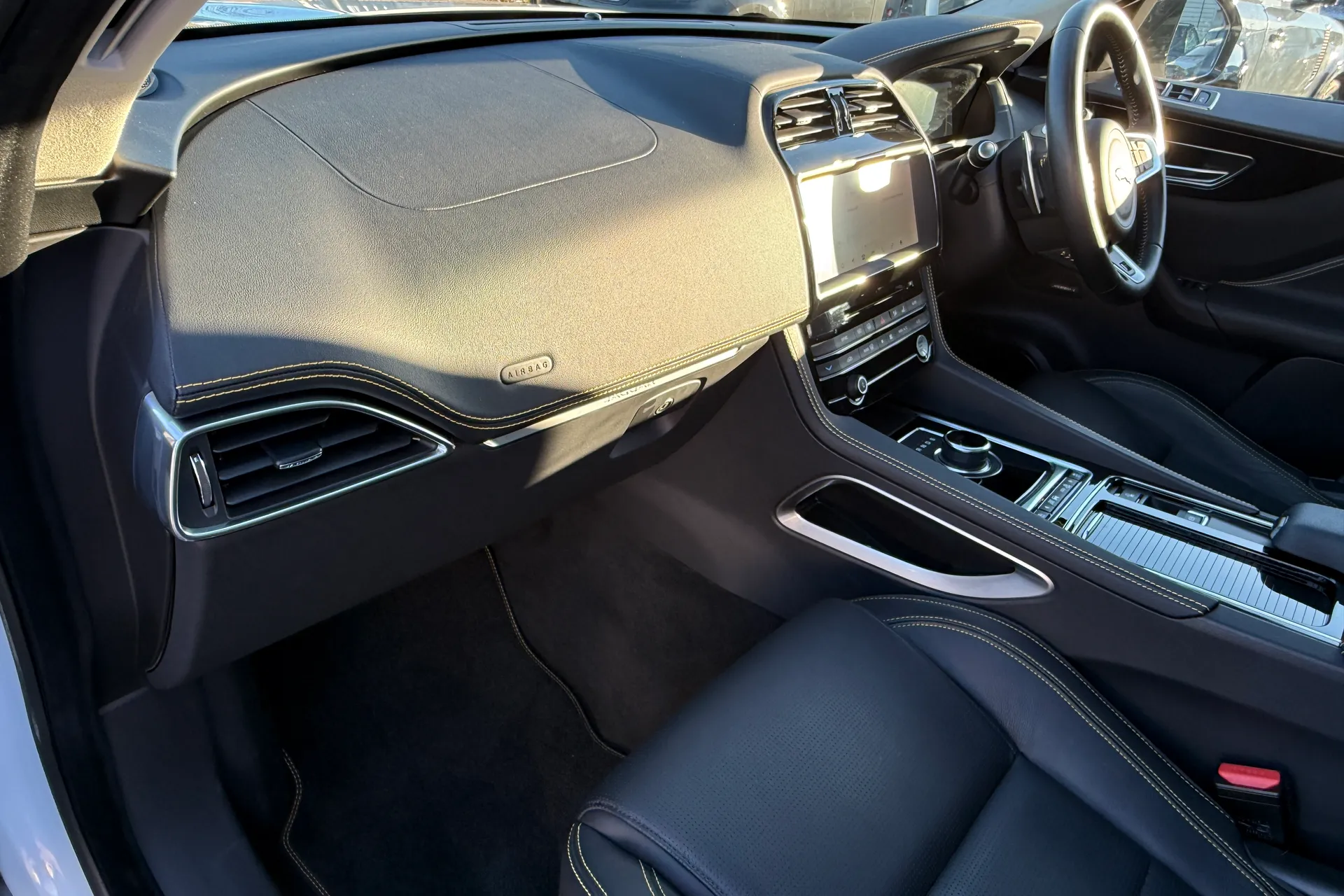 Jaguar F-PACE thumbnail image number 41