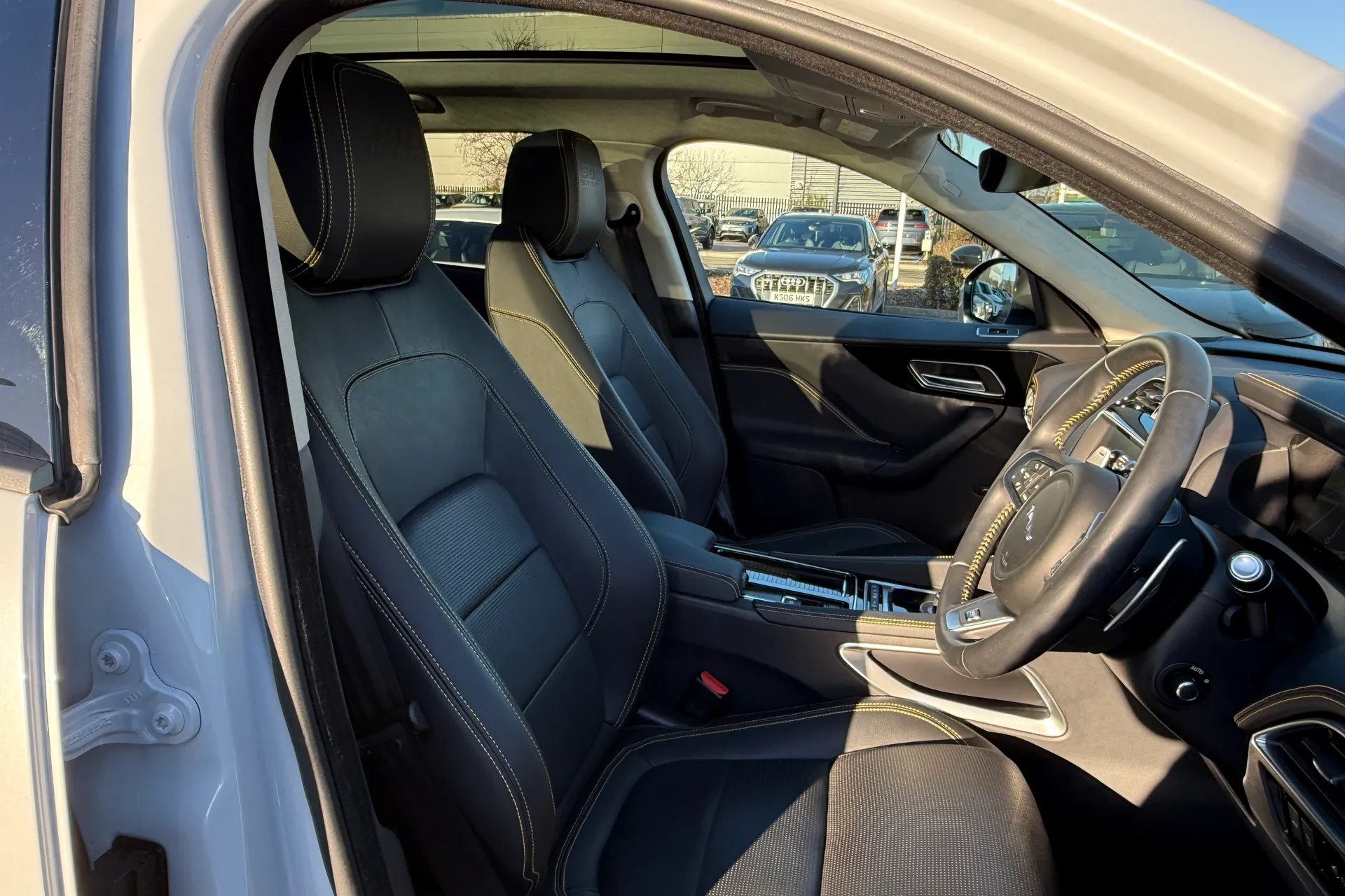 Jaguar F-PACE thumbnail image number 38