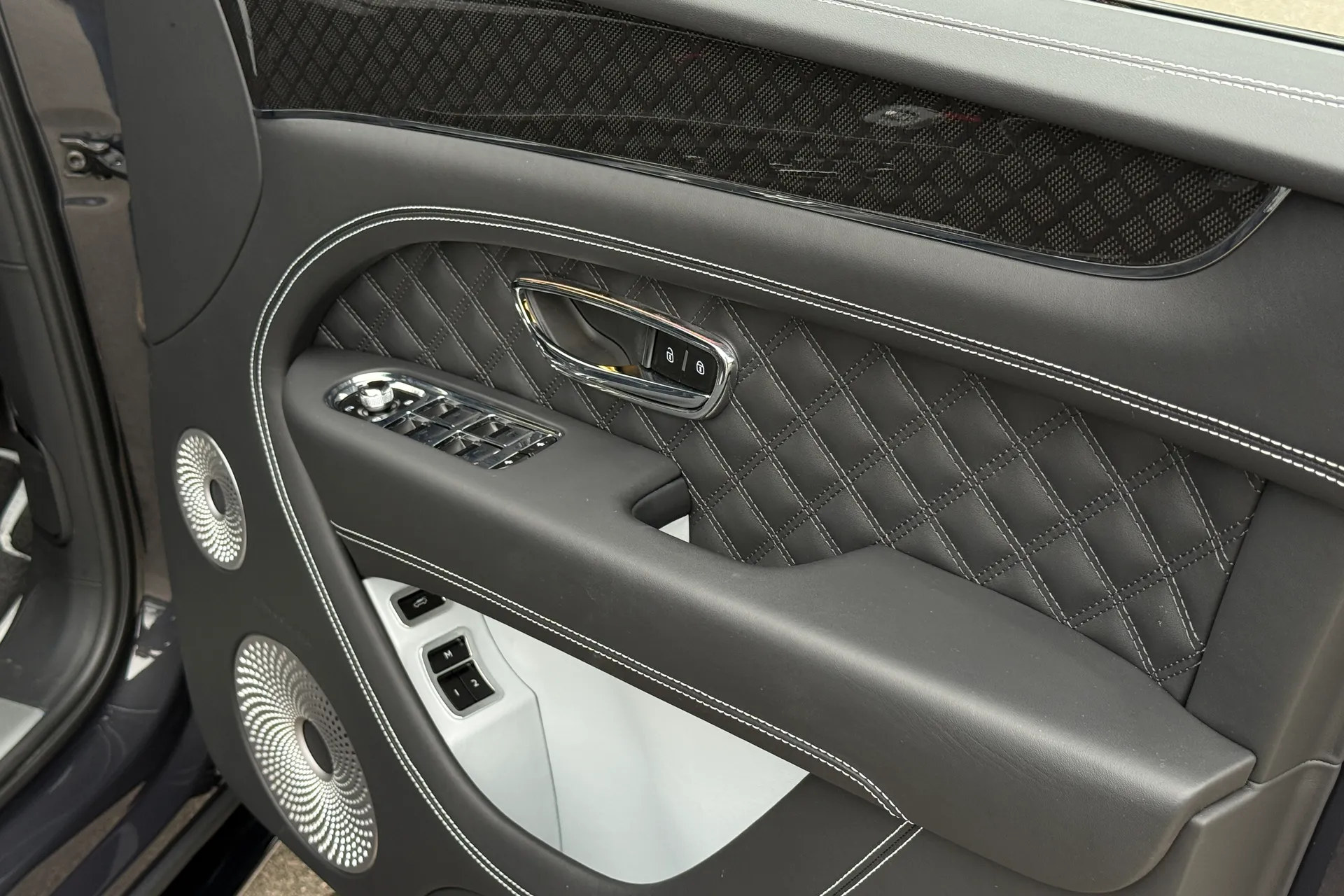 Bentley BENTAYGA thumbnail image number 12