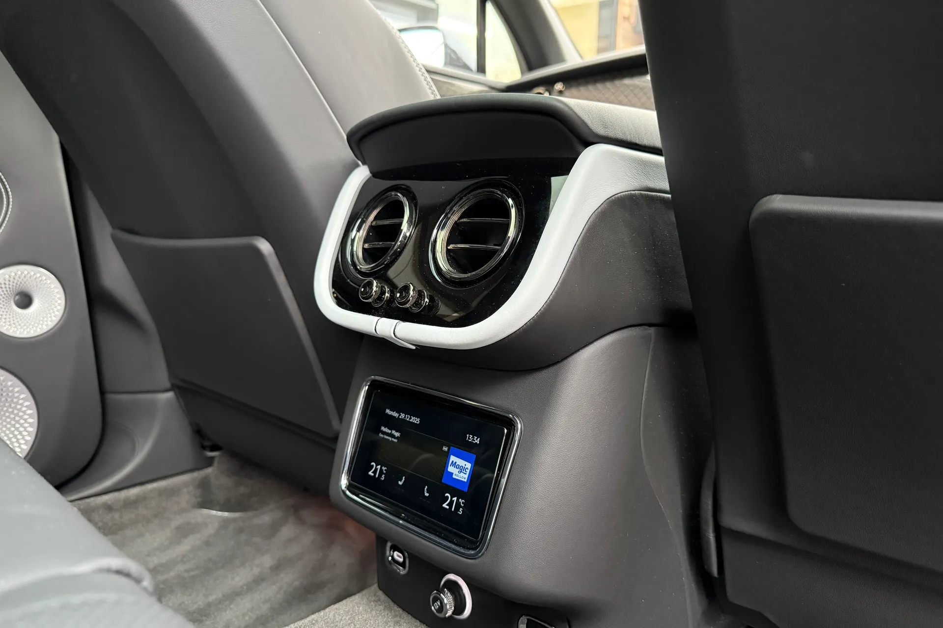 Bentley BENTAYGA thumbnail image number 20