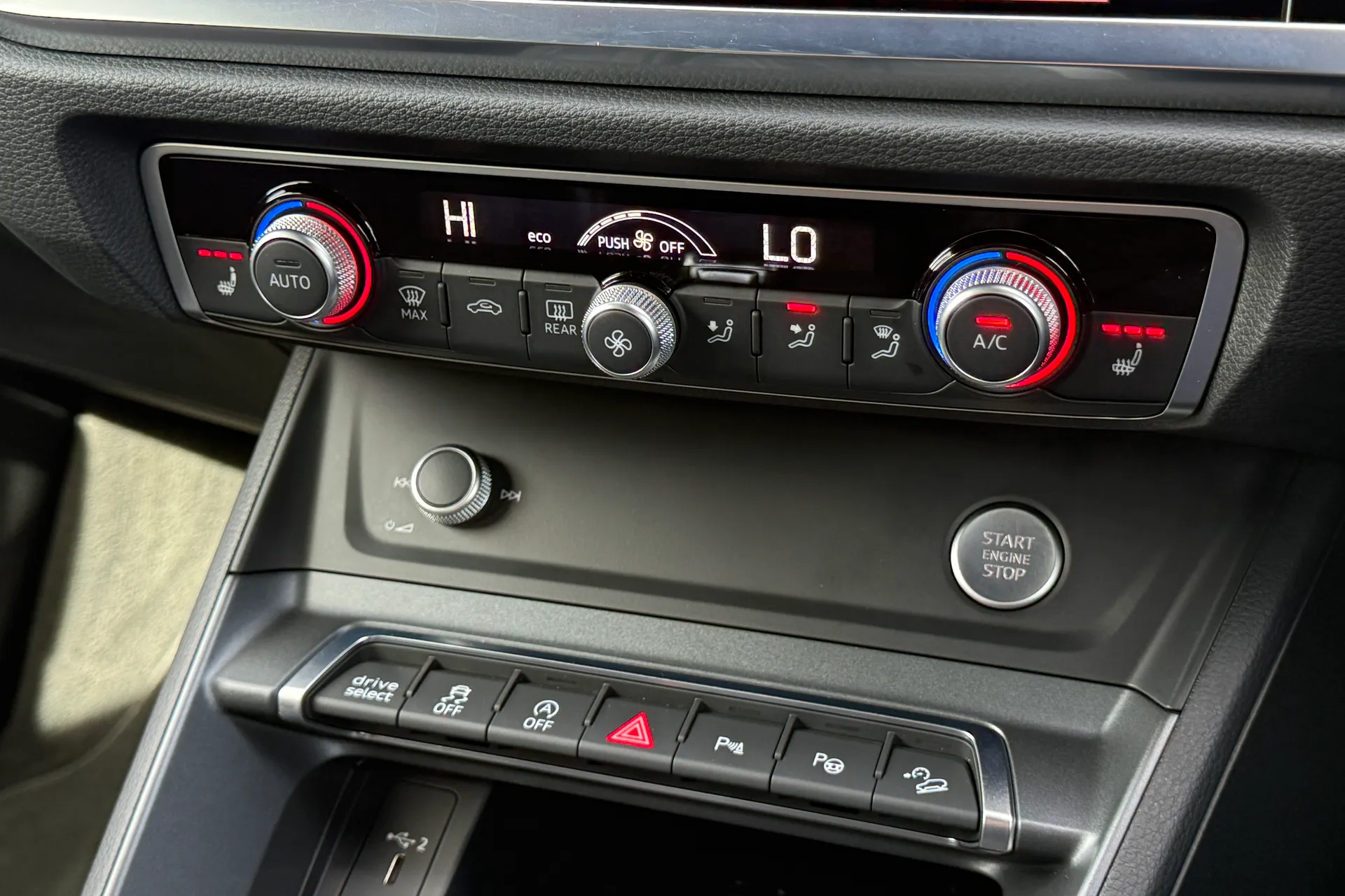 Audi Q3 thumbnail image number 17