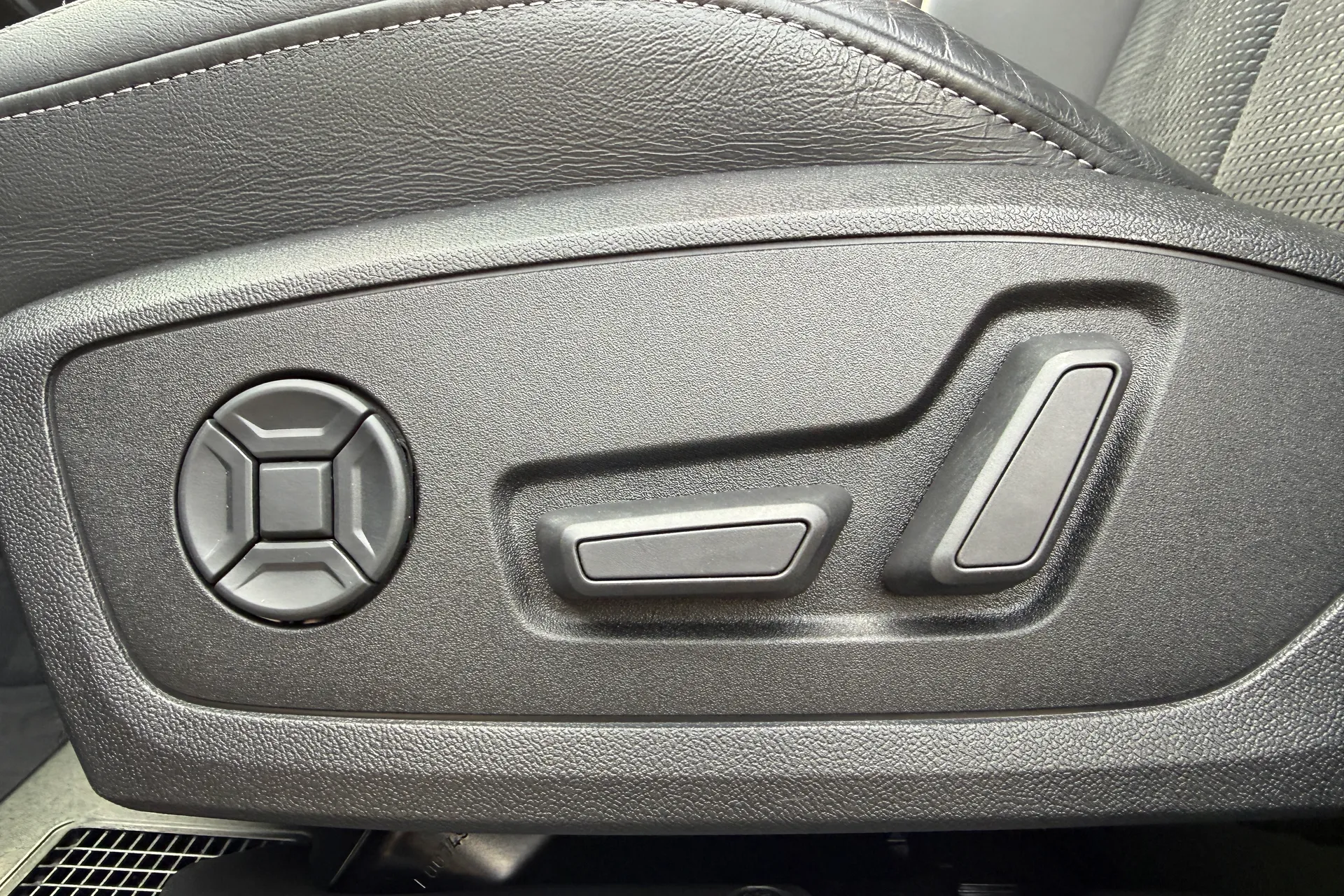 Audi Q3 thumbnail image number 20